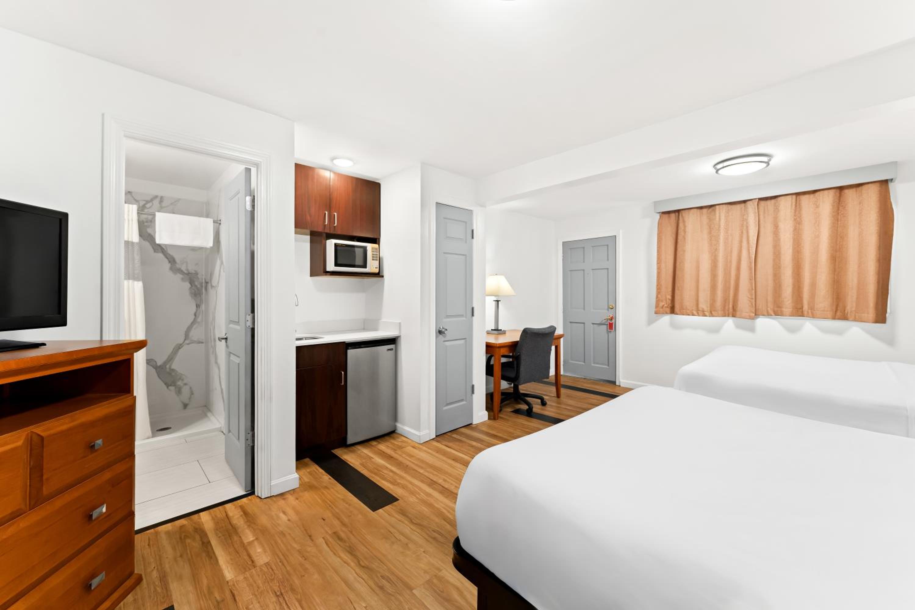 1 King 1 Double Bed Non-Smoking - Photo 2