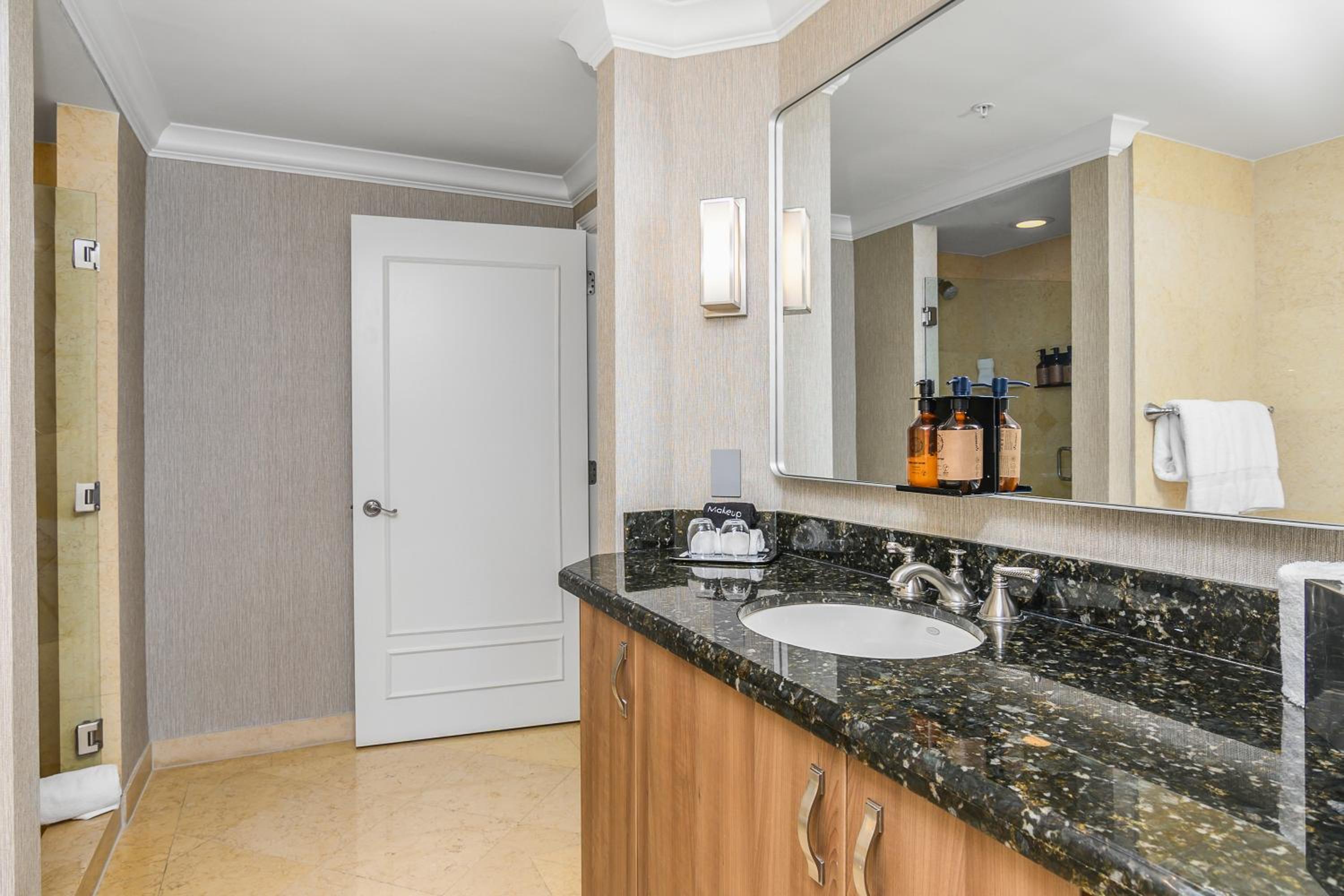 Two-Bedroom Suite thumbnail 6