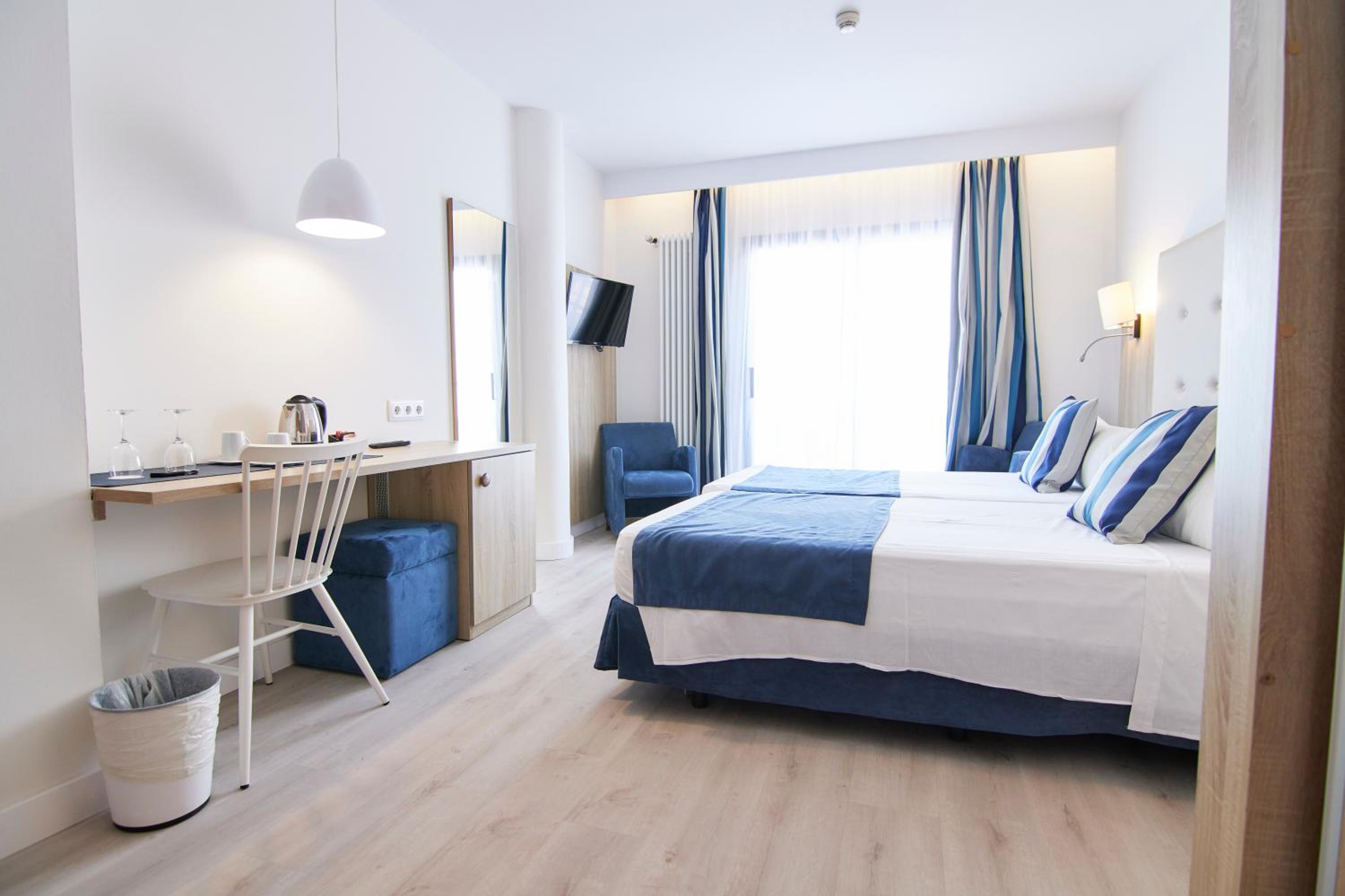 Comfort Double Room with balcony with lateral Sea View