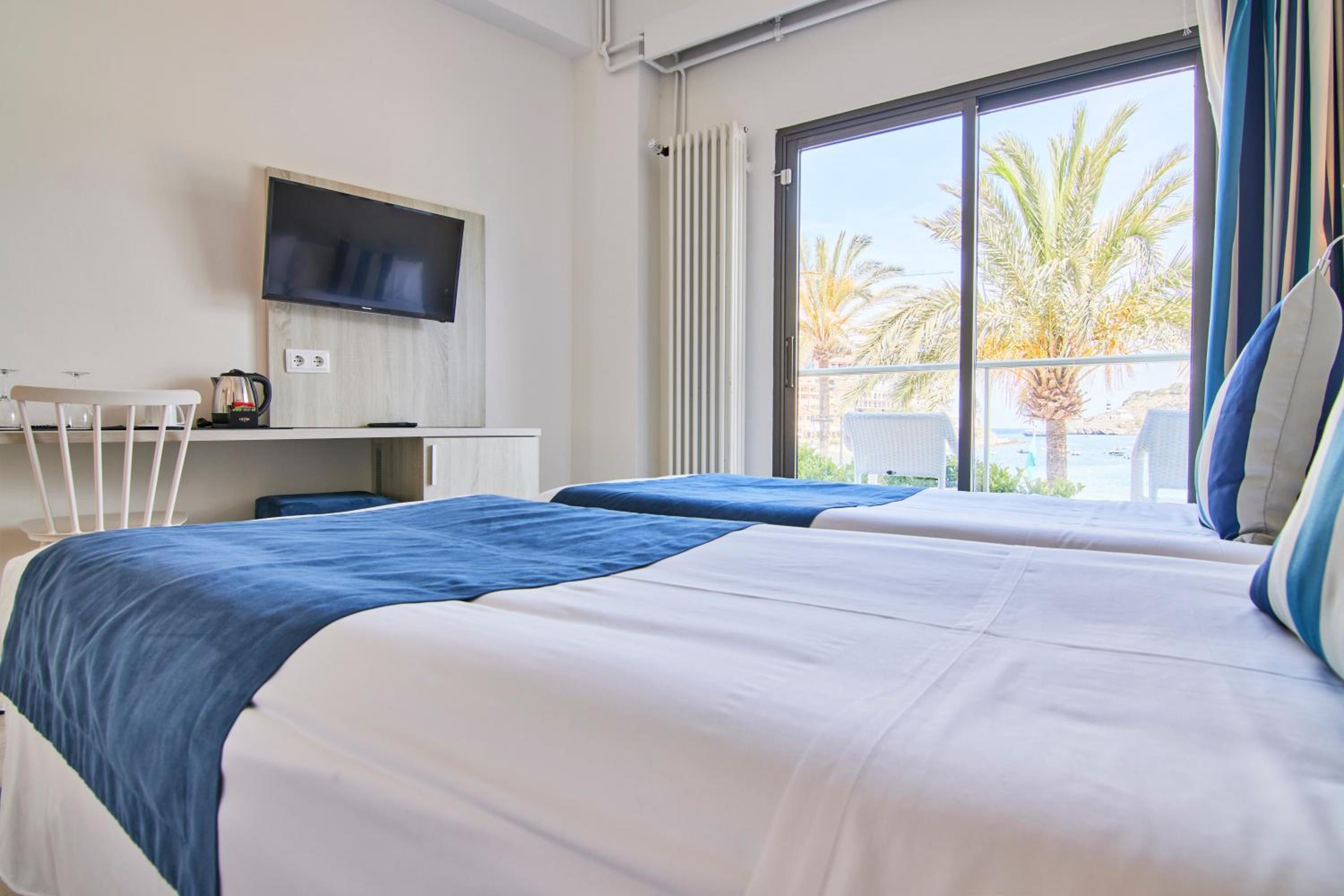 Superior Twin Room with balcony with frontal Sea View photo 2