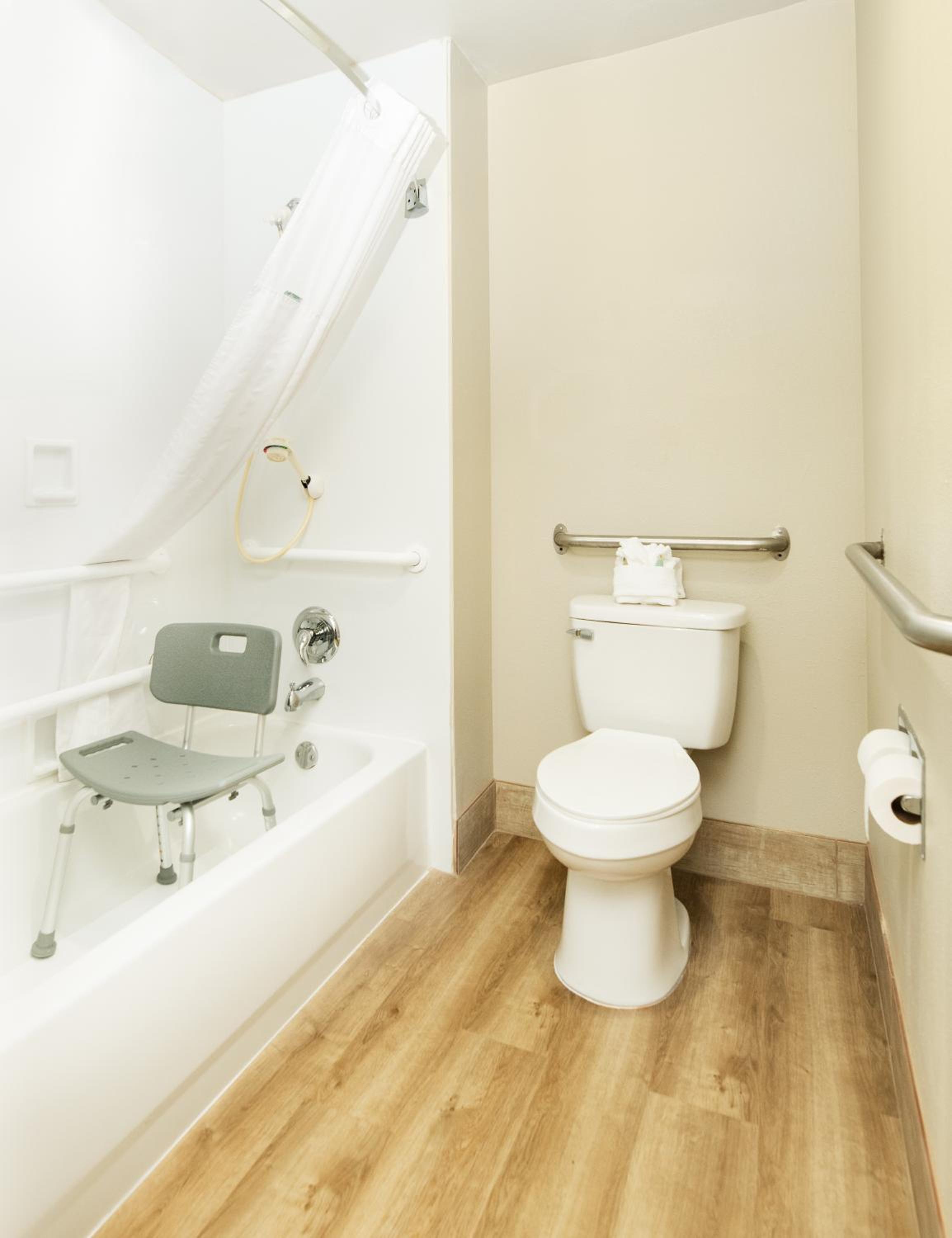 Queen Room with Two Queen Beds and Bath Tub - Mobility Accessible/Non-Smoking - Photo 2