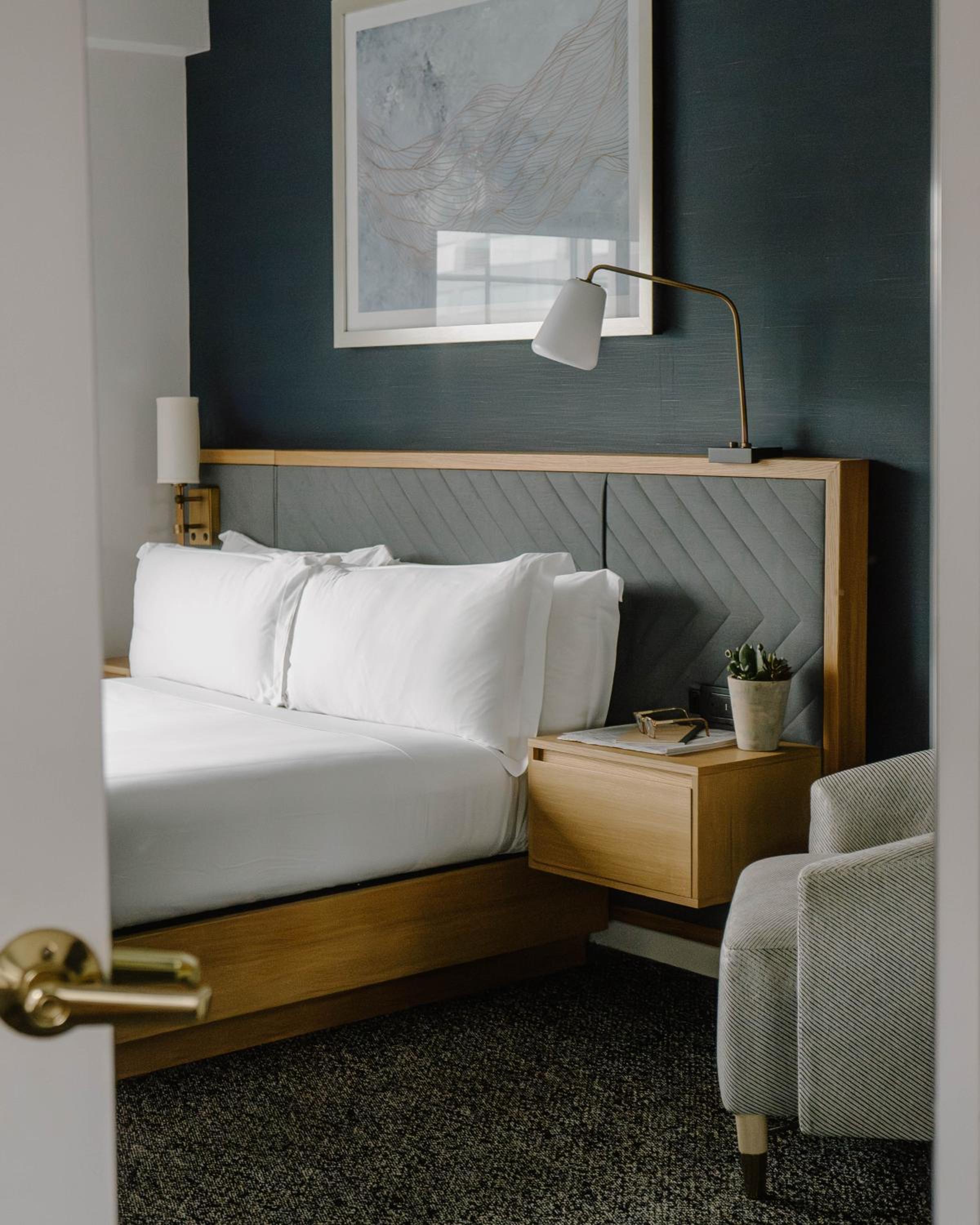 Deluxe Room - Photo 5