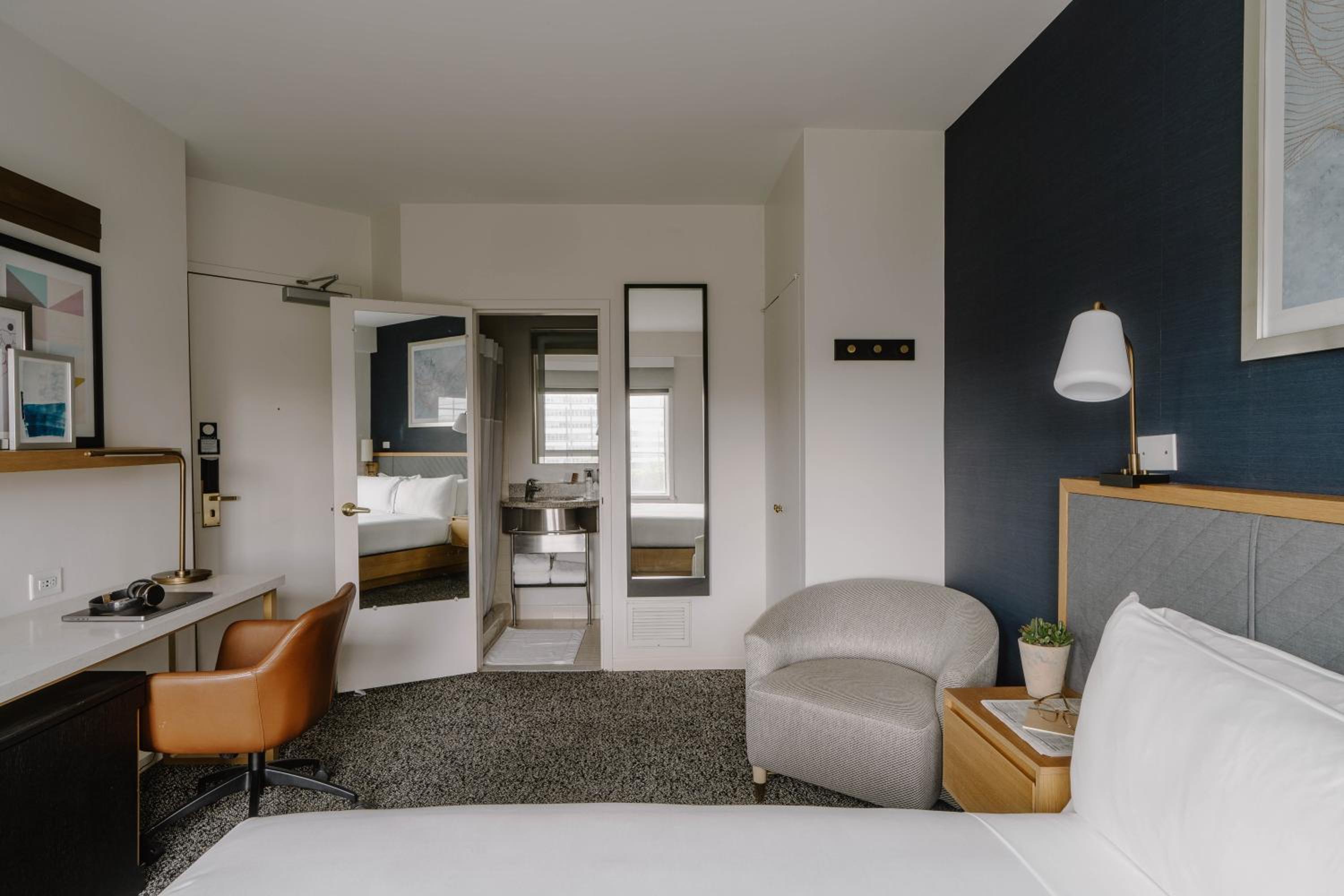 Deluxe Room - Photo 6