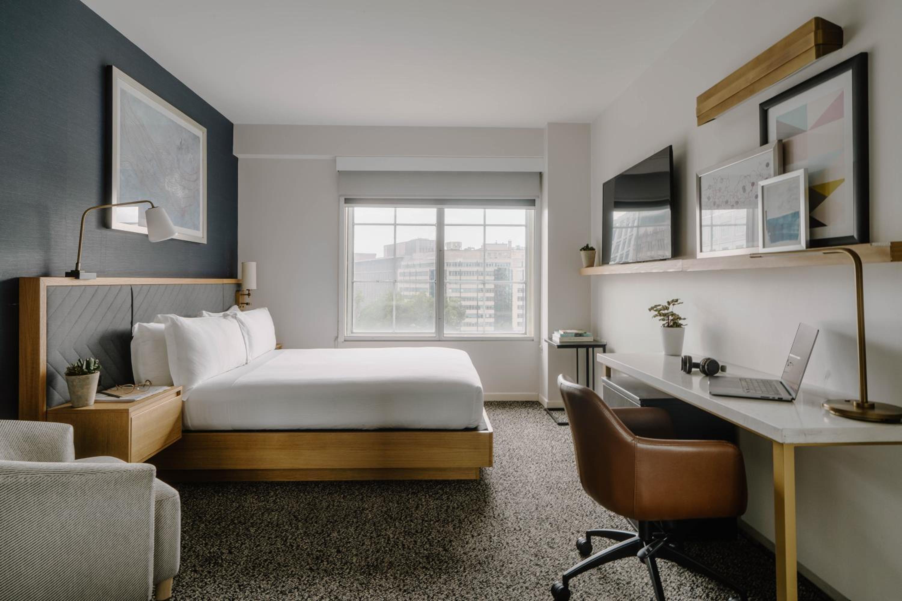 Deluxe Room - Photo 3