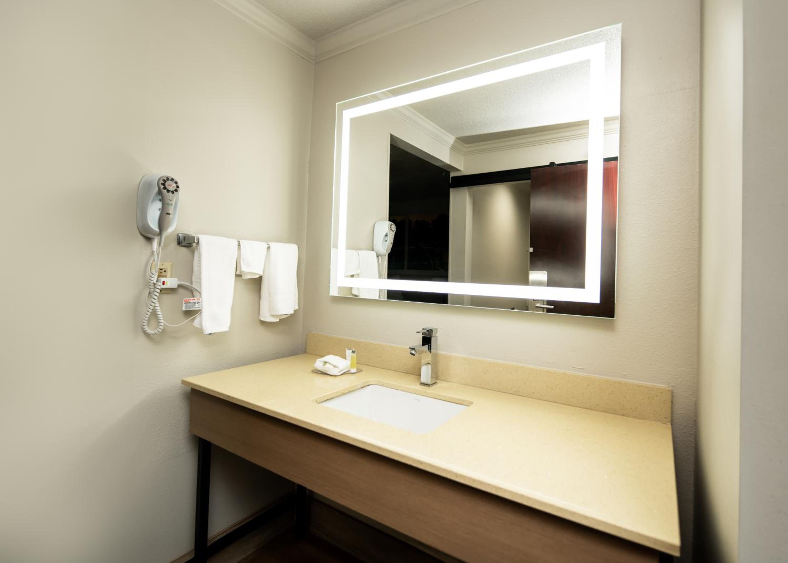 King Room - Non-Smoking - Photo 2
