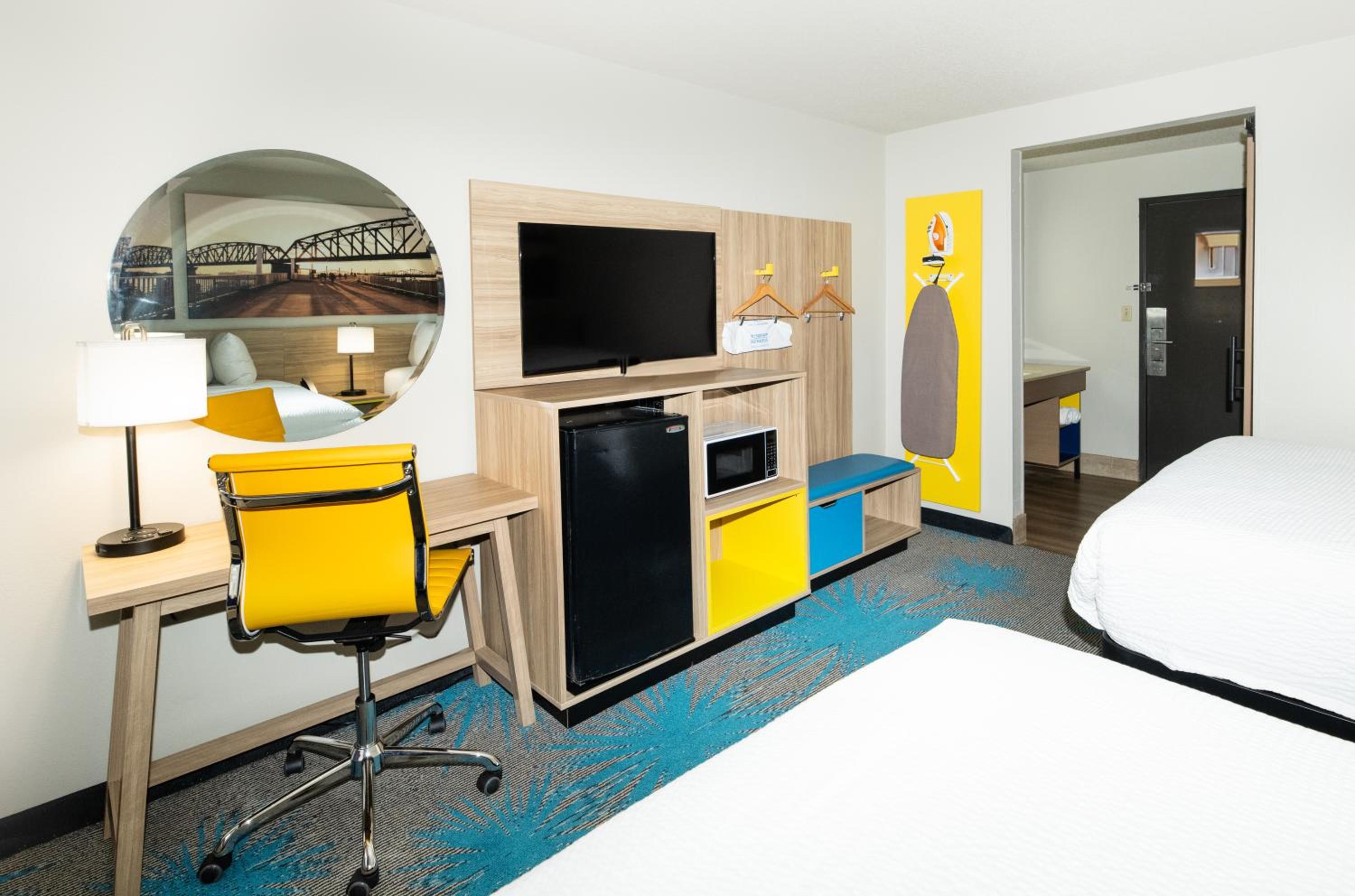 King Room - Non-Smoking - Photo 8