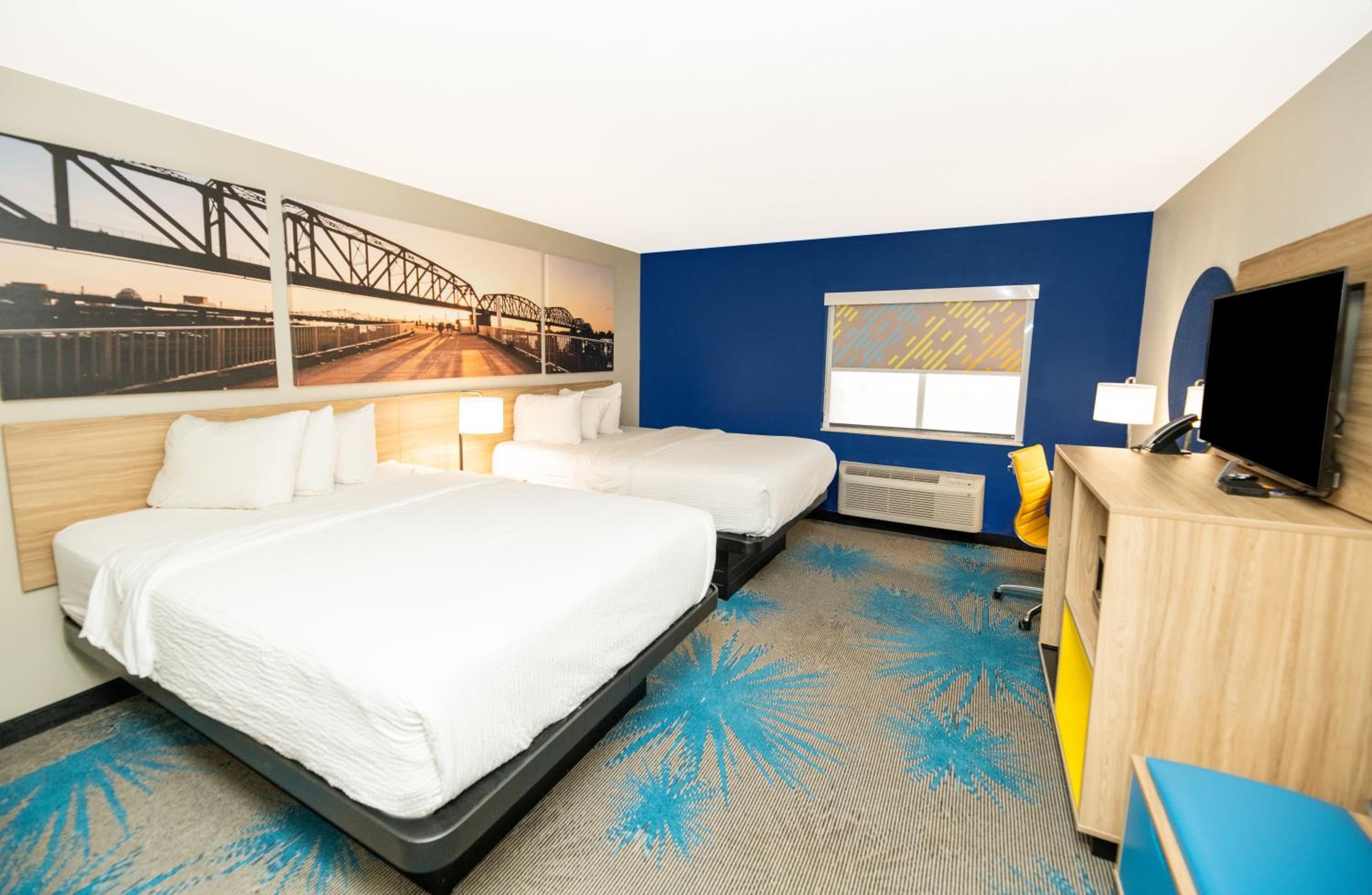 Queen Room with Two Queen Beds and Bath Tub - Mobility Accessible/Non-Smoking - Photo 5