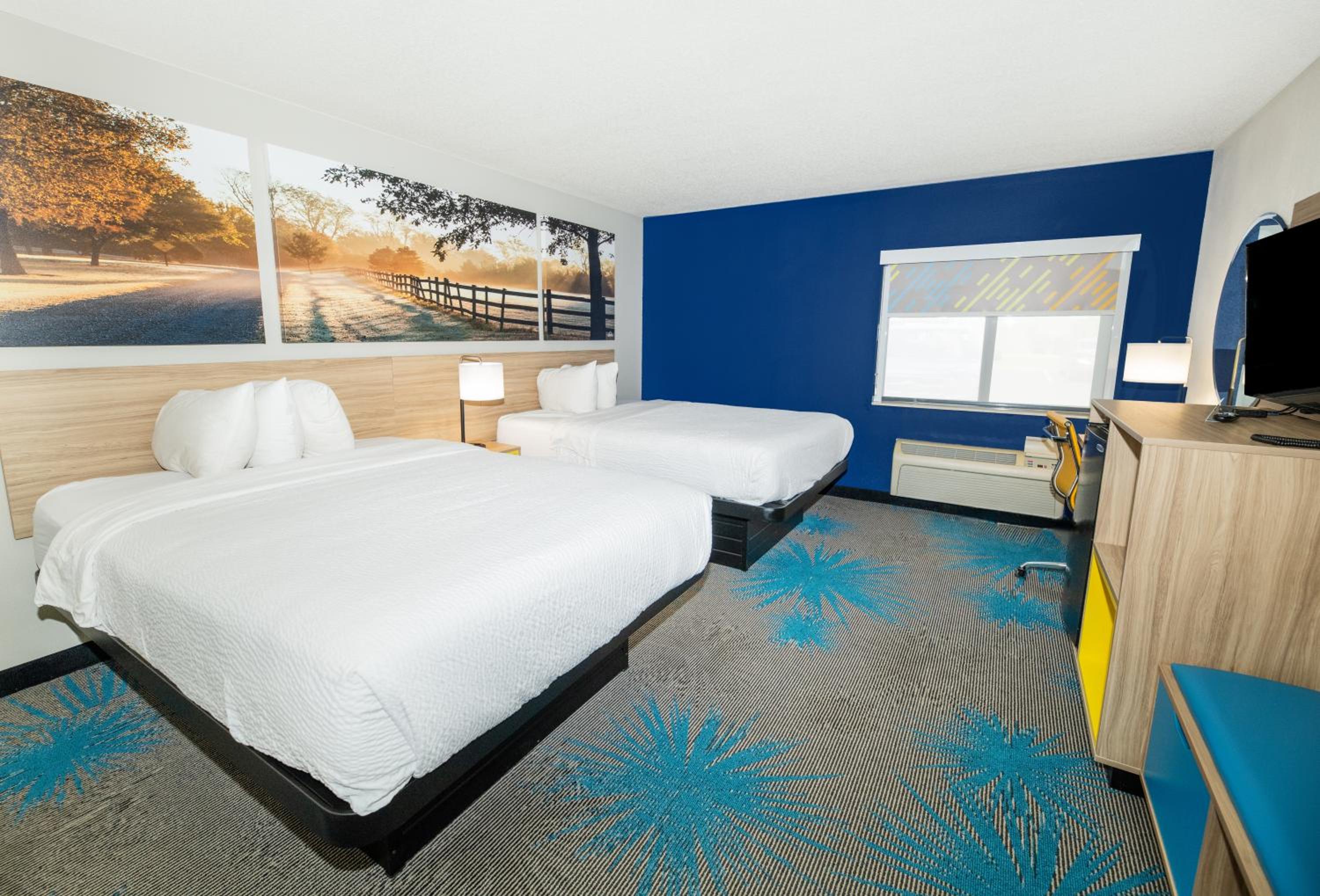 Queen Room with Two Queen Beds - Non-Smoking - Photo 2