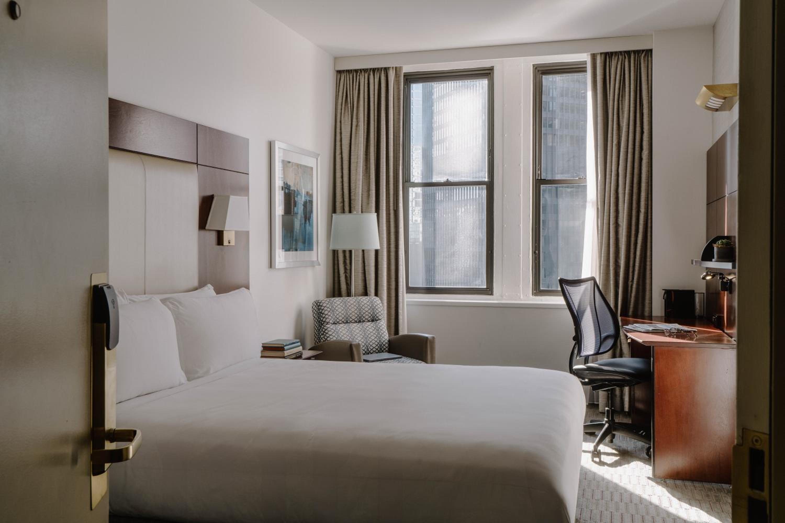 Standard Queen Room - Photo 6