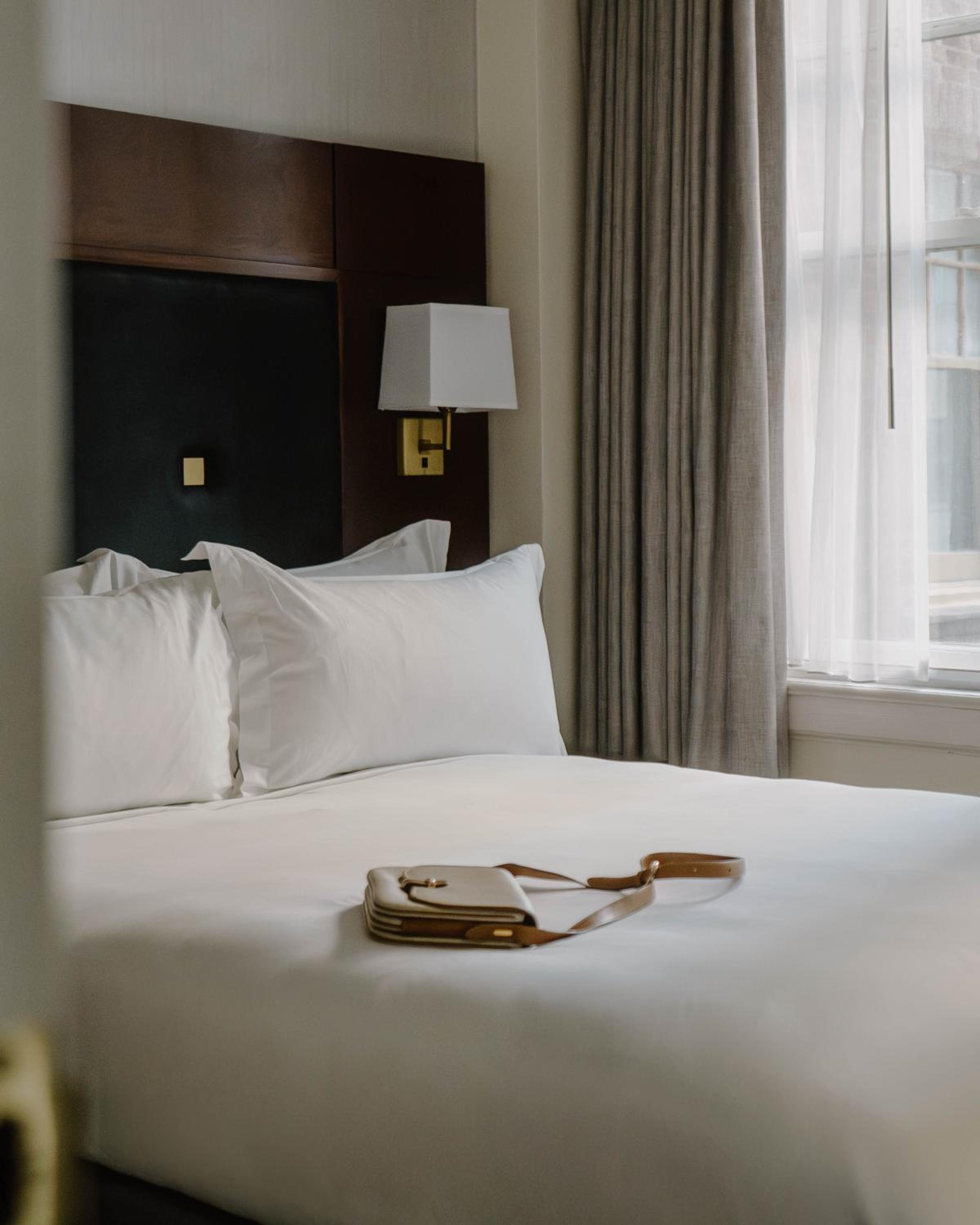 Standard Queen Room - Photo 11
