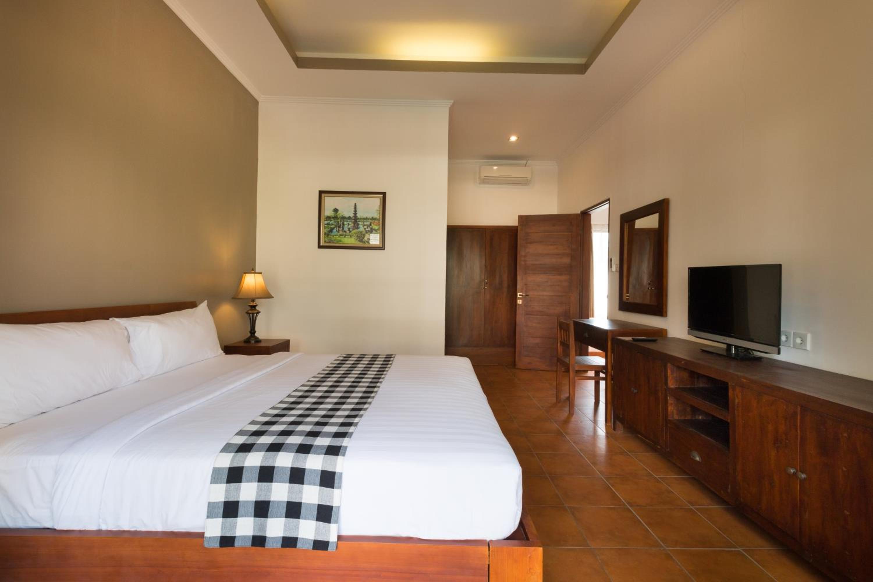 Executive Suite with Pool View photo 2