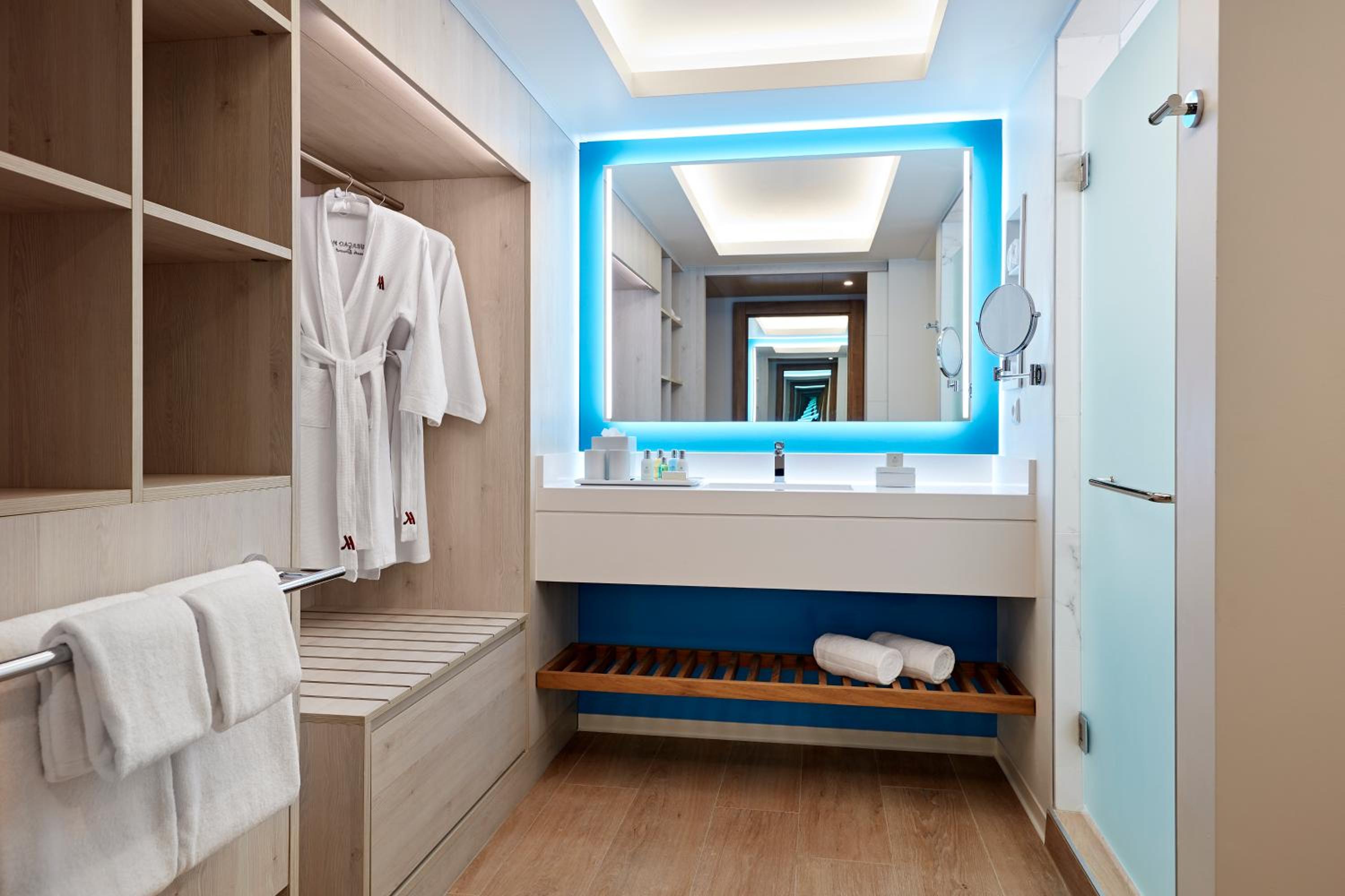 Queen Room with Two Queen Beds - Ocean Front - Photo 2