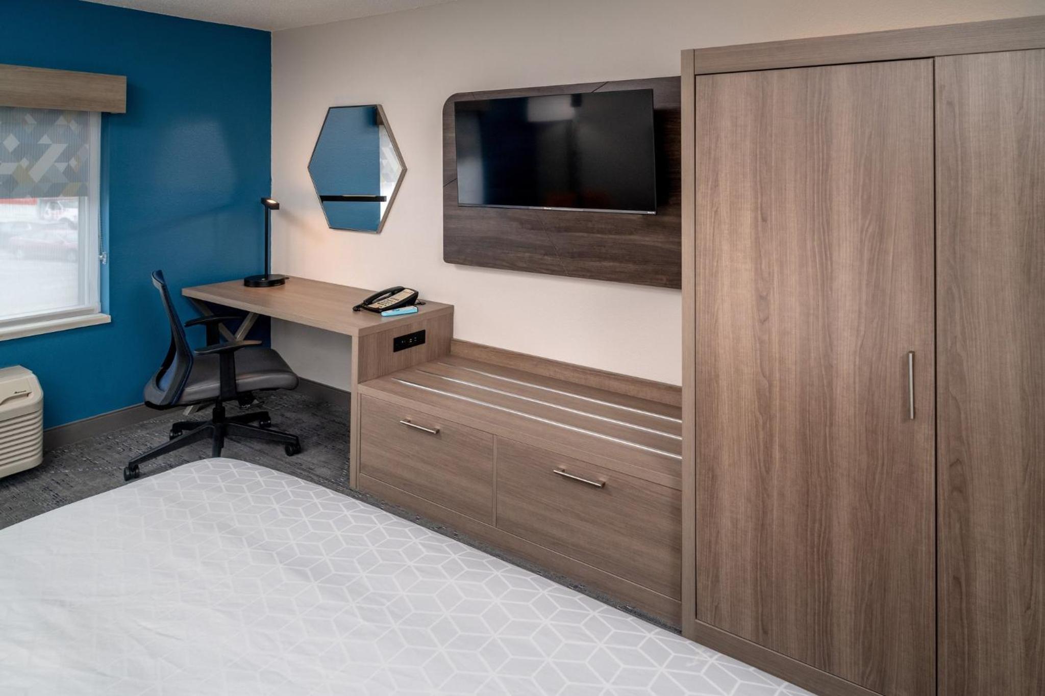 Standard King Room with Roll-in Shower - Mobility Accessible