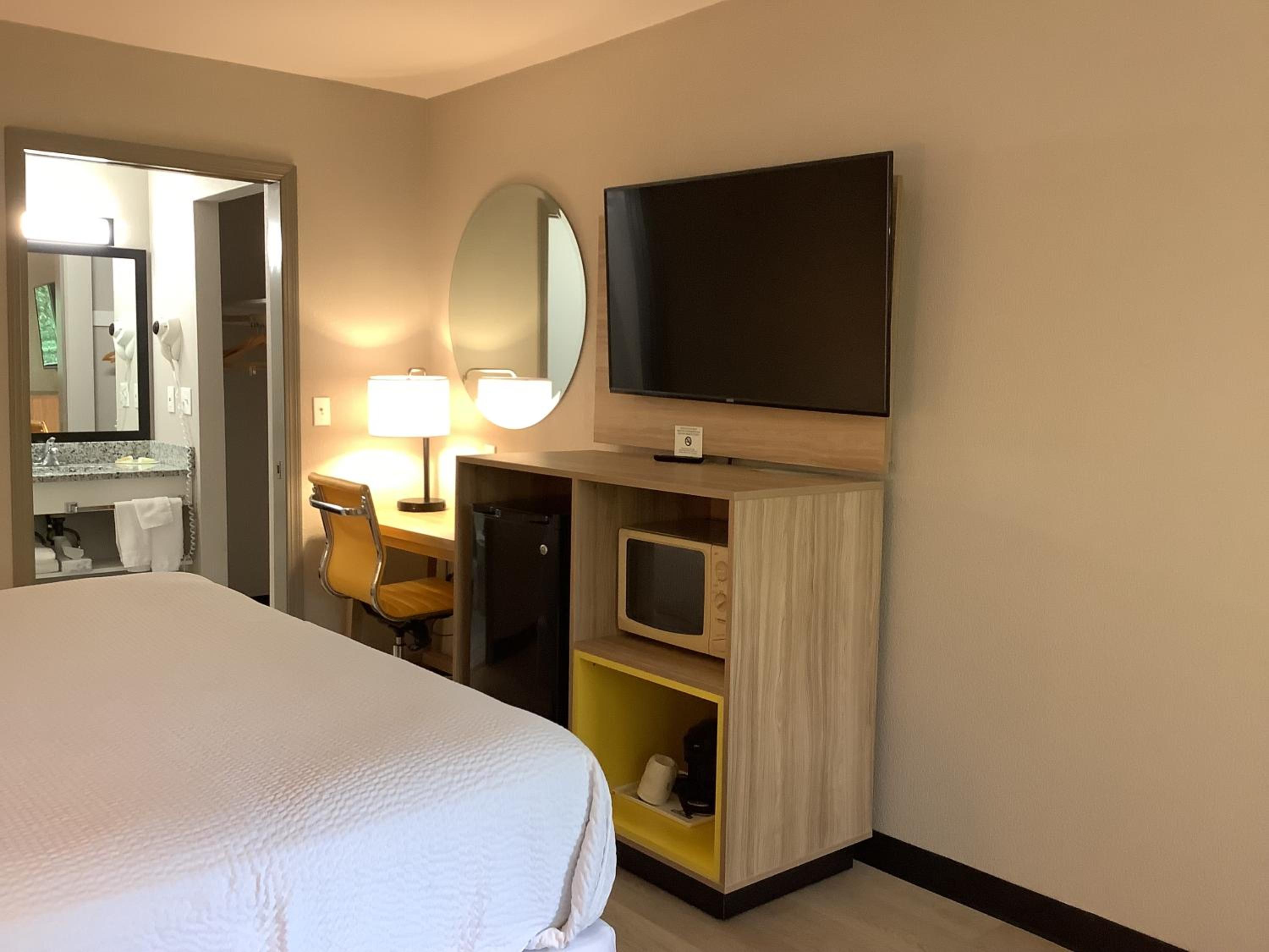 King Room - Non-Smoking - Photo 5