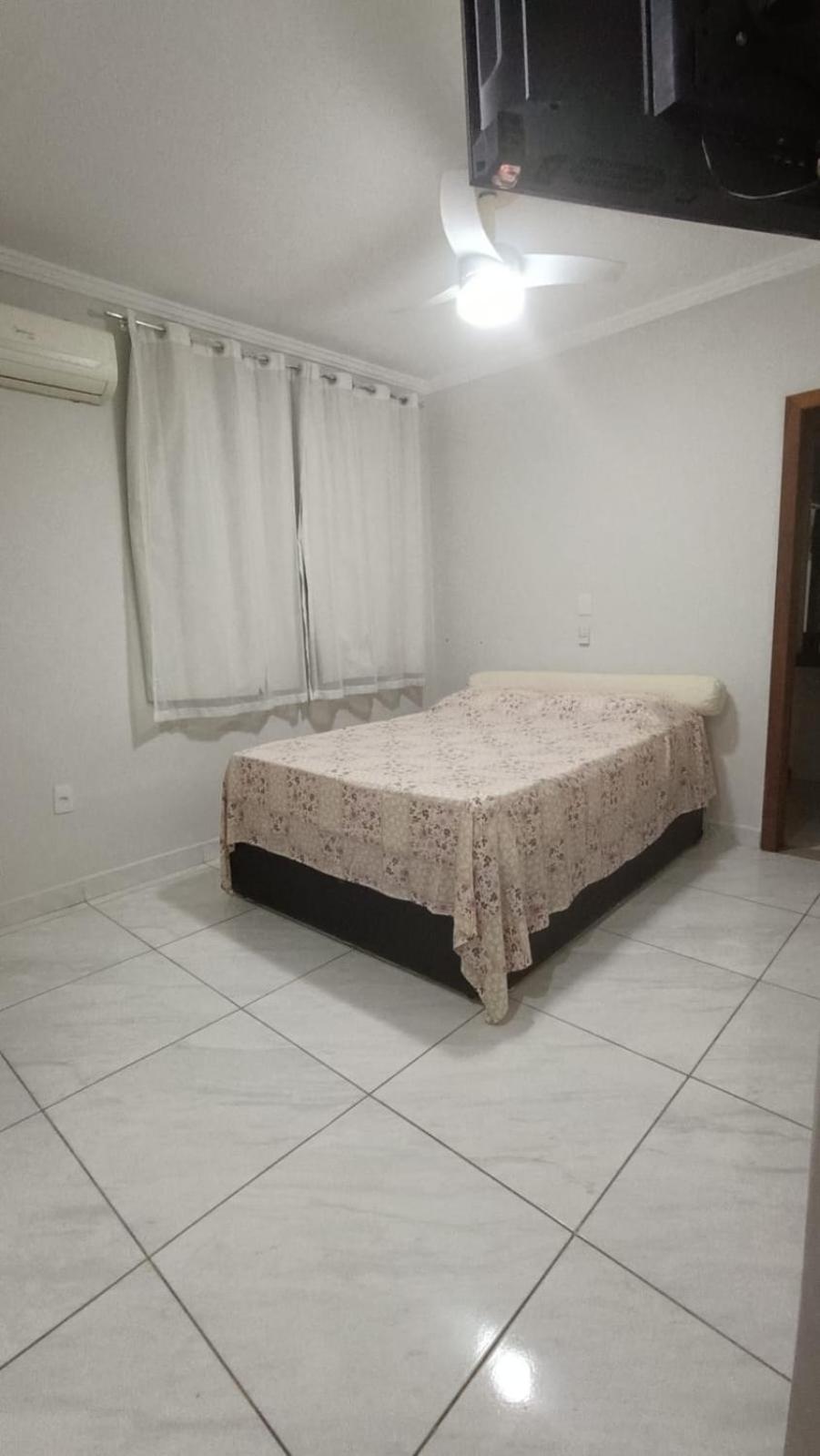 Five-Bedroom House photo 3