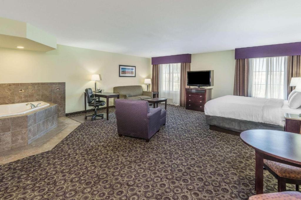 King Room with Sofa Bed and Jetted Tub - Mobility Accessible/Non-Smoking - Photo 4