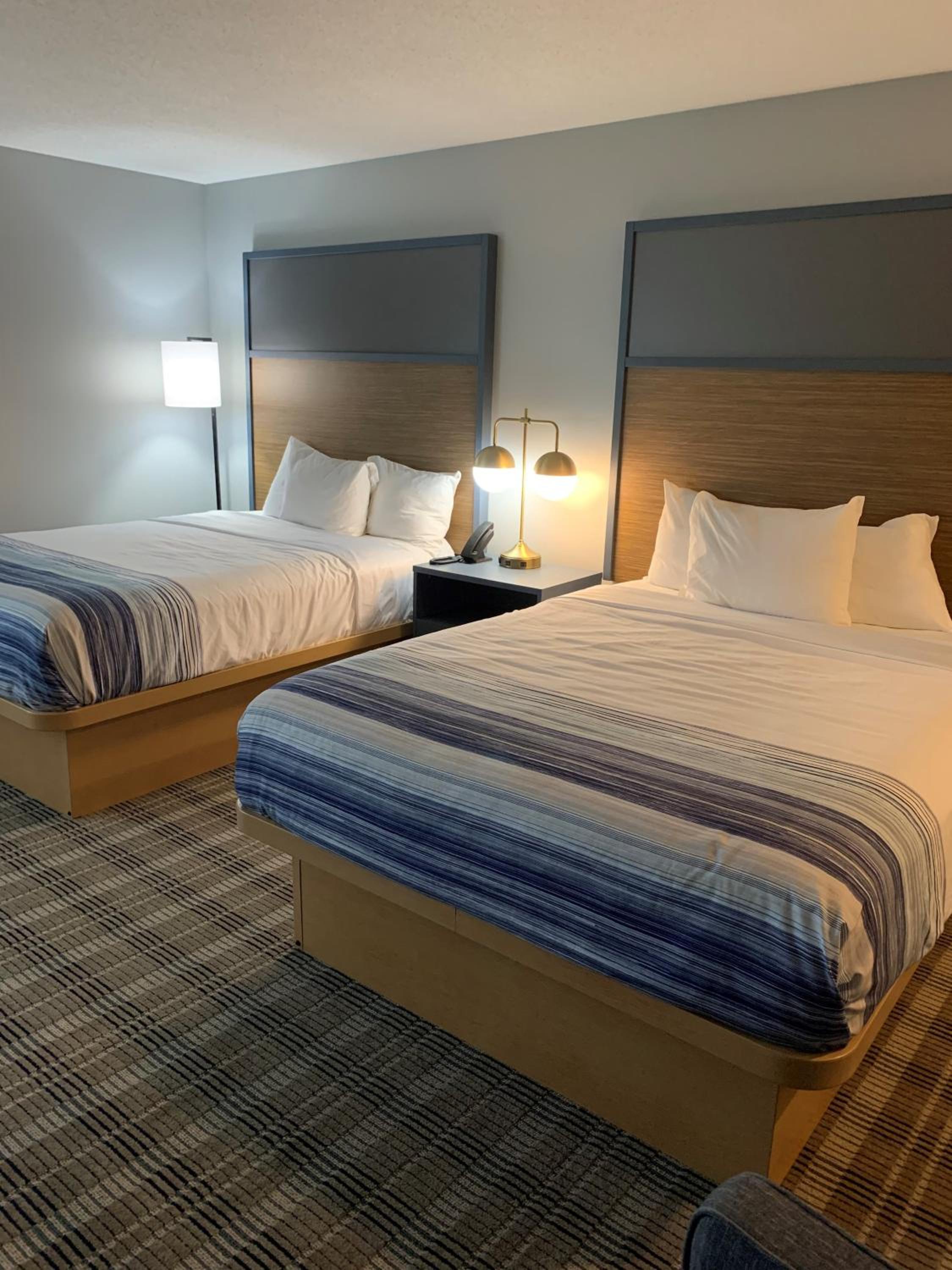 Queen Room with Two Queen Beds, Mobility Access and Bathtub with Grab Bars, Non-Smoking - Photo 4