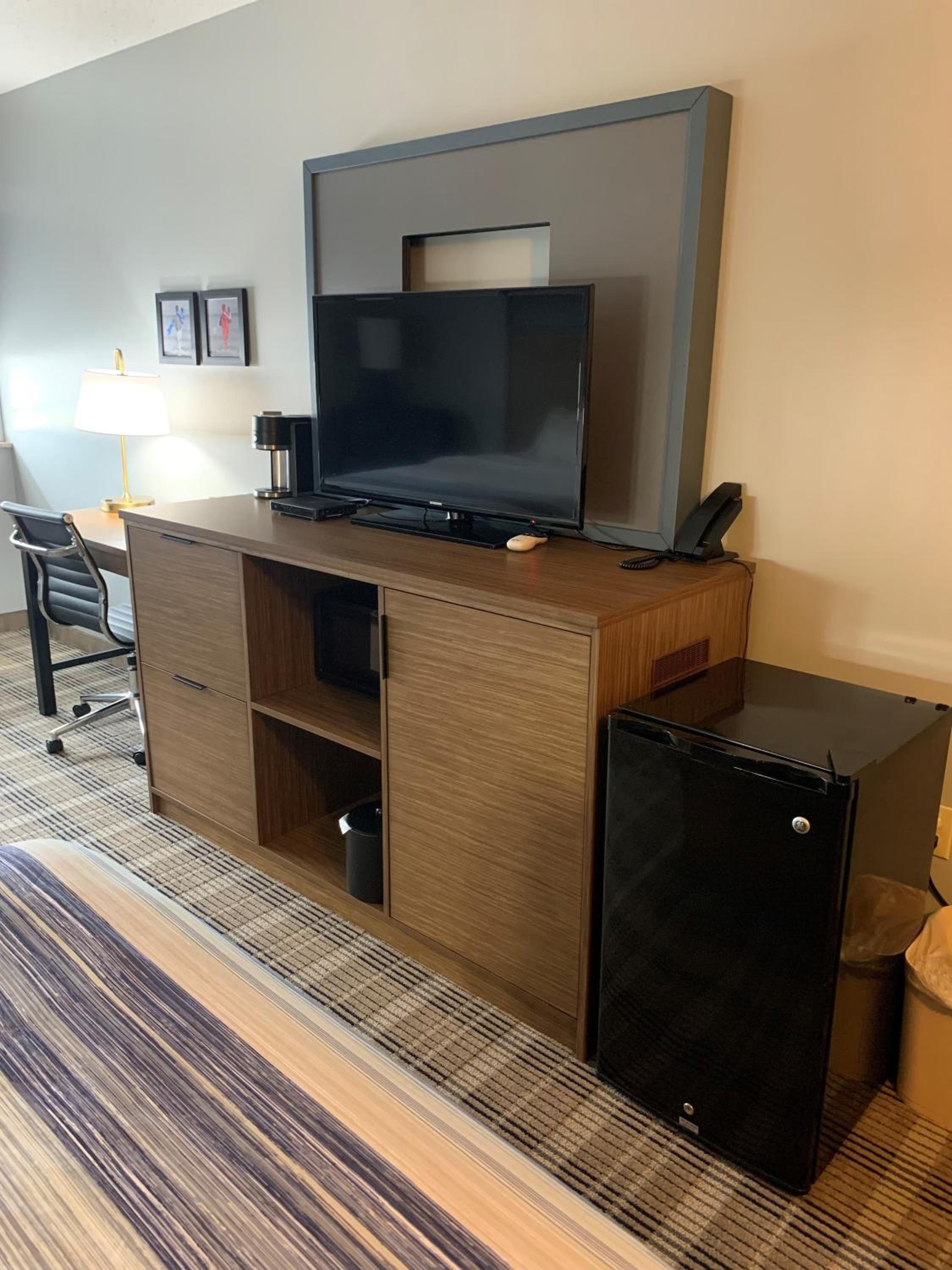 King Room with Mobility Access and Bathtub with Grab Bars, Non-Smoking - Photo 4