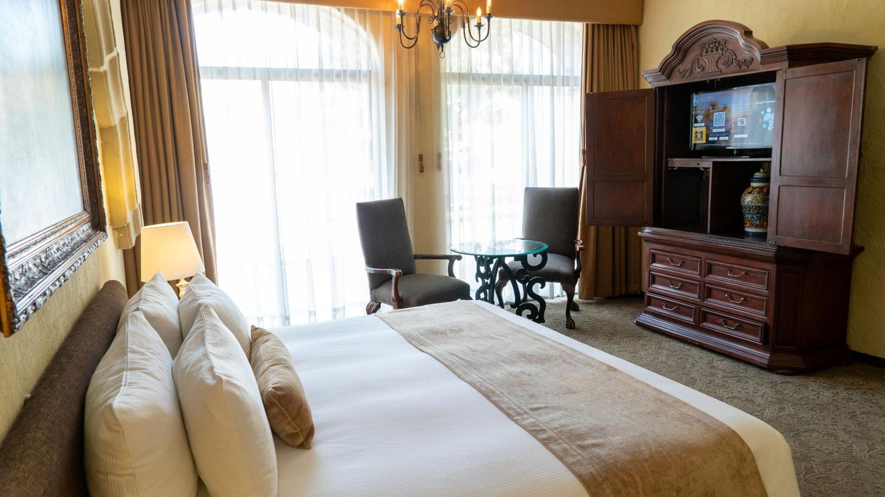 Master Suite King  - Photo 1