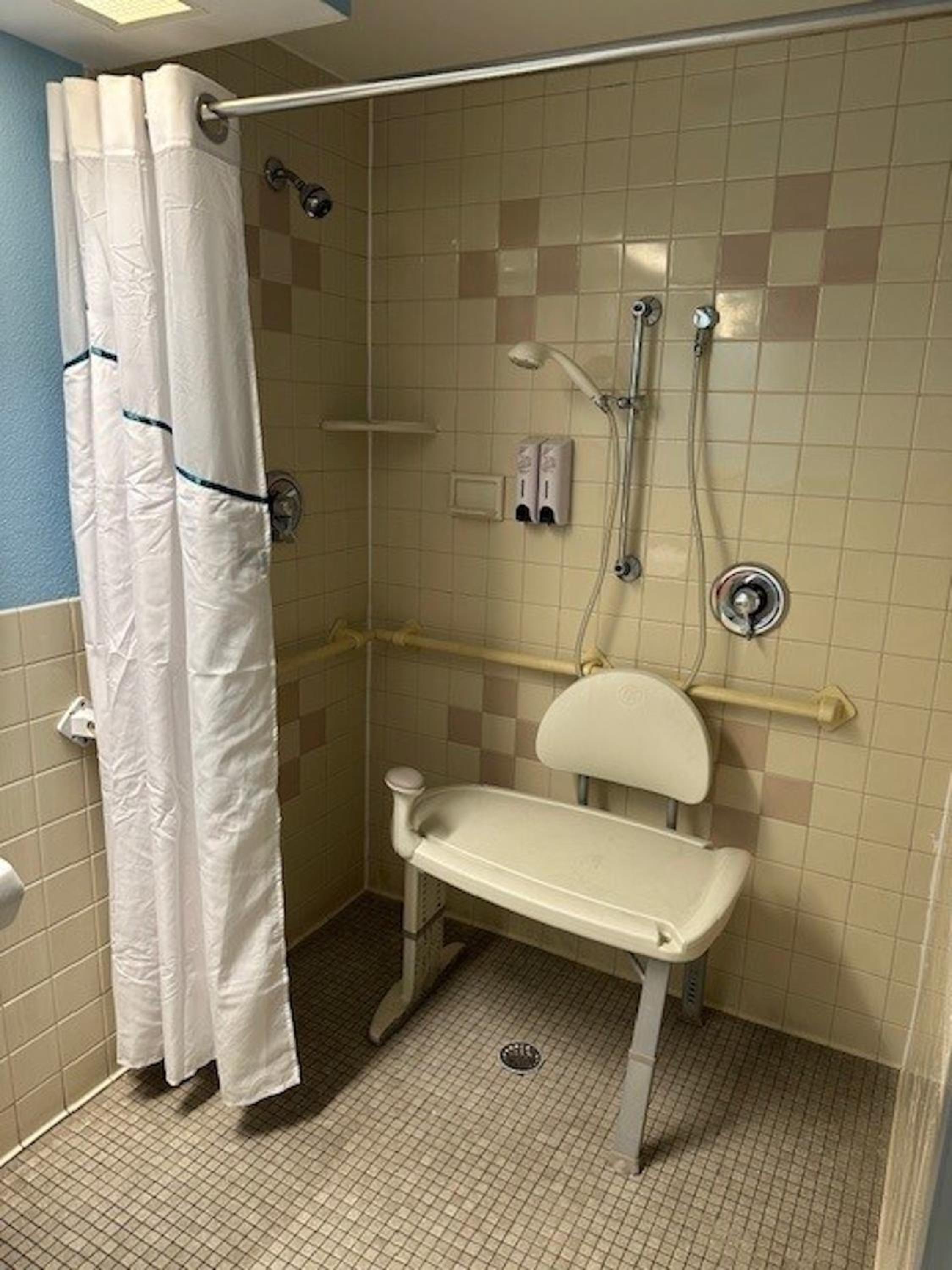 Studio with Two Double Beds Disability Access Roll-In Shower Non-Smoking - Photo 4