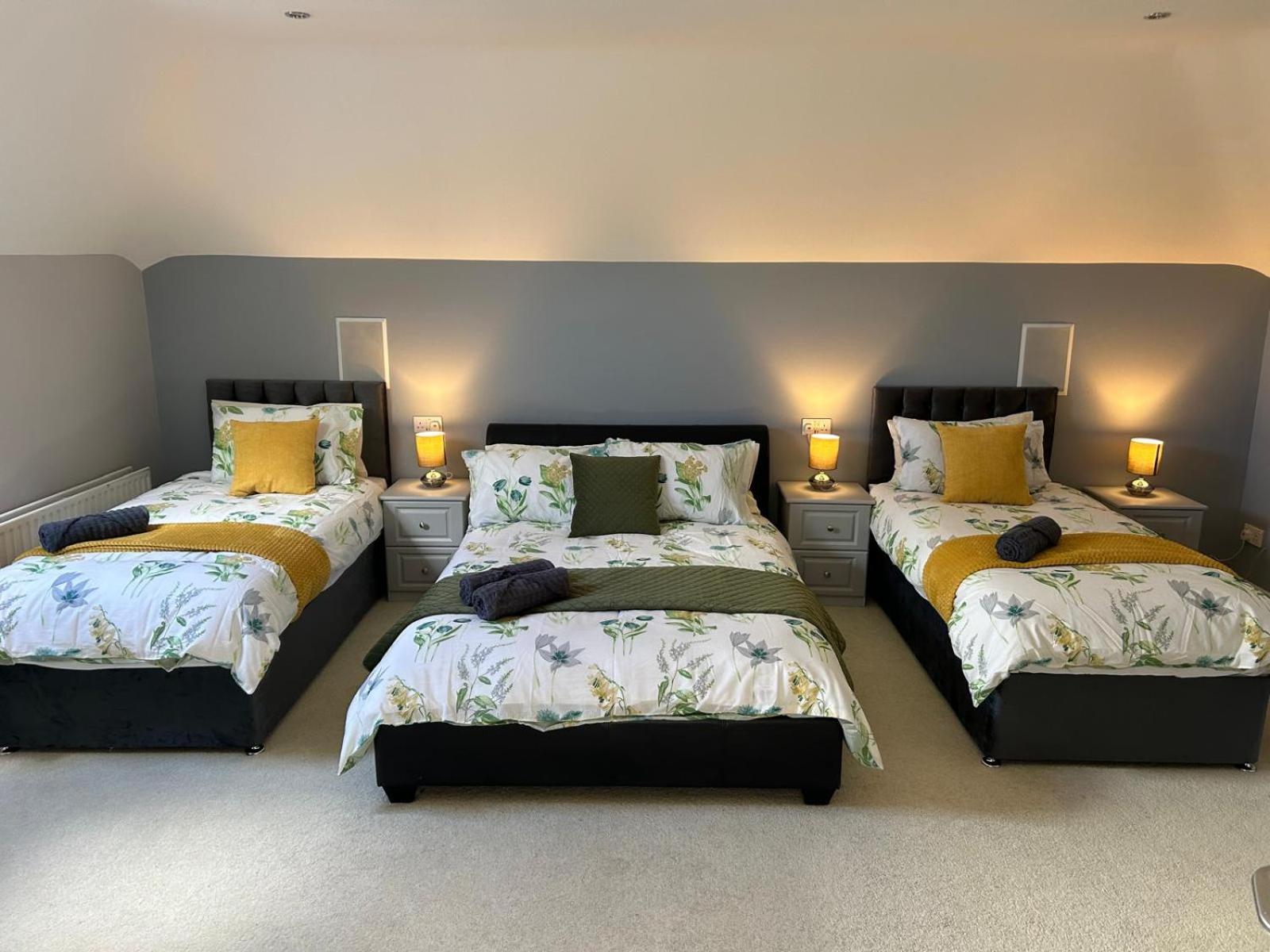 Six-Bedroom House photo 1