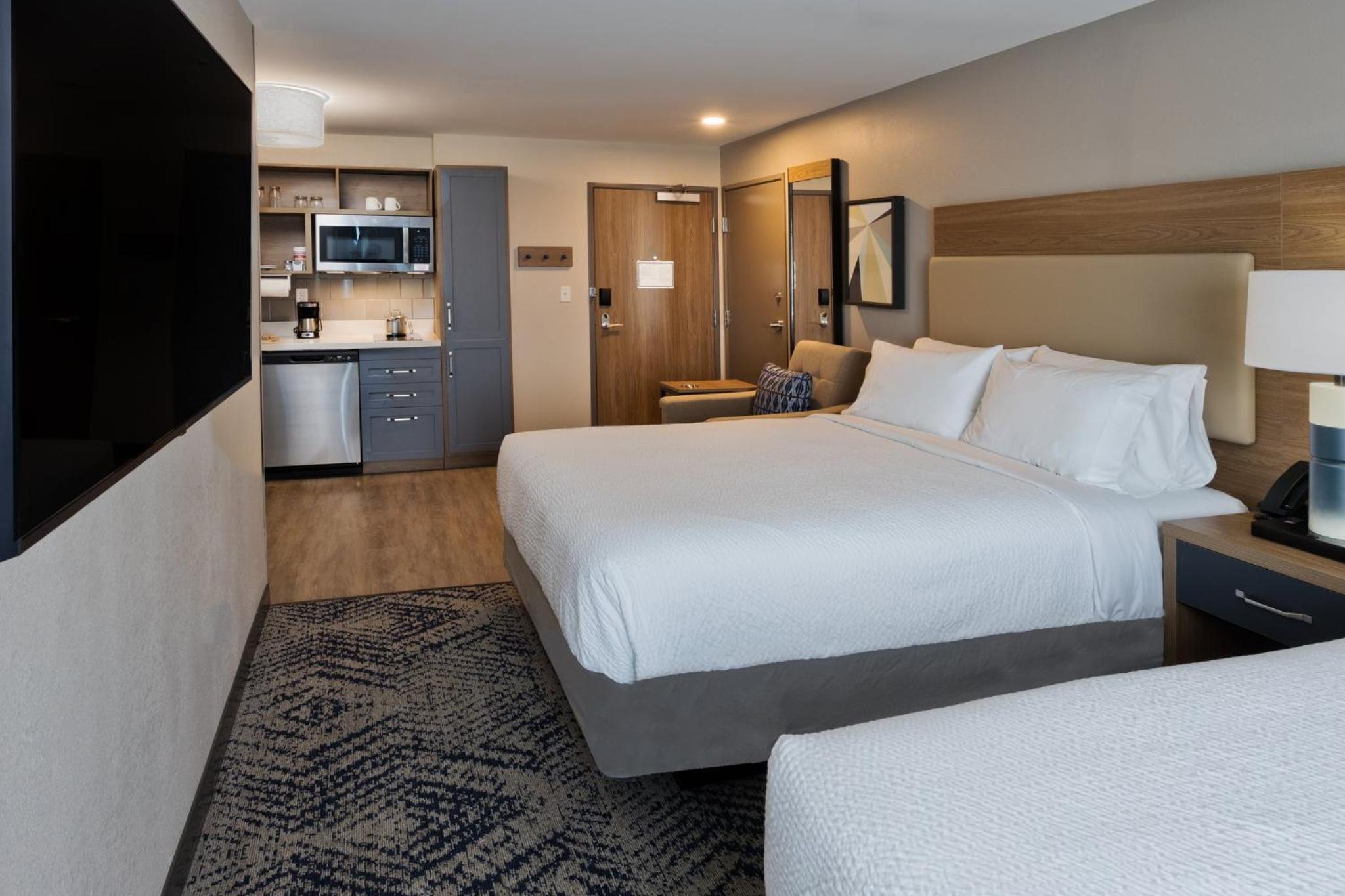 Studio Suite with Two Queen Beds - Photo 3