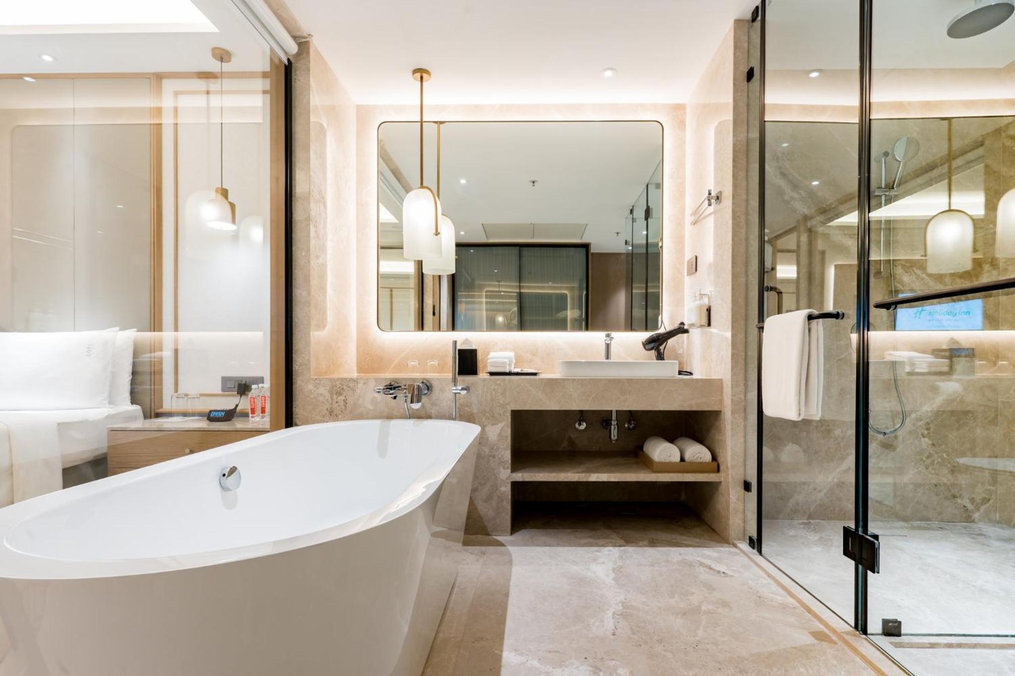 One-Bedroom Suite with Balcony - Photo 7