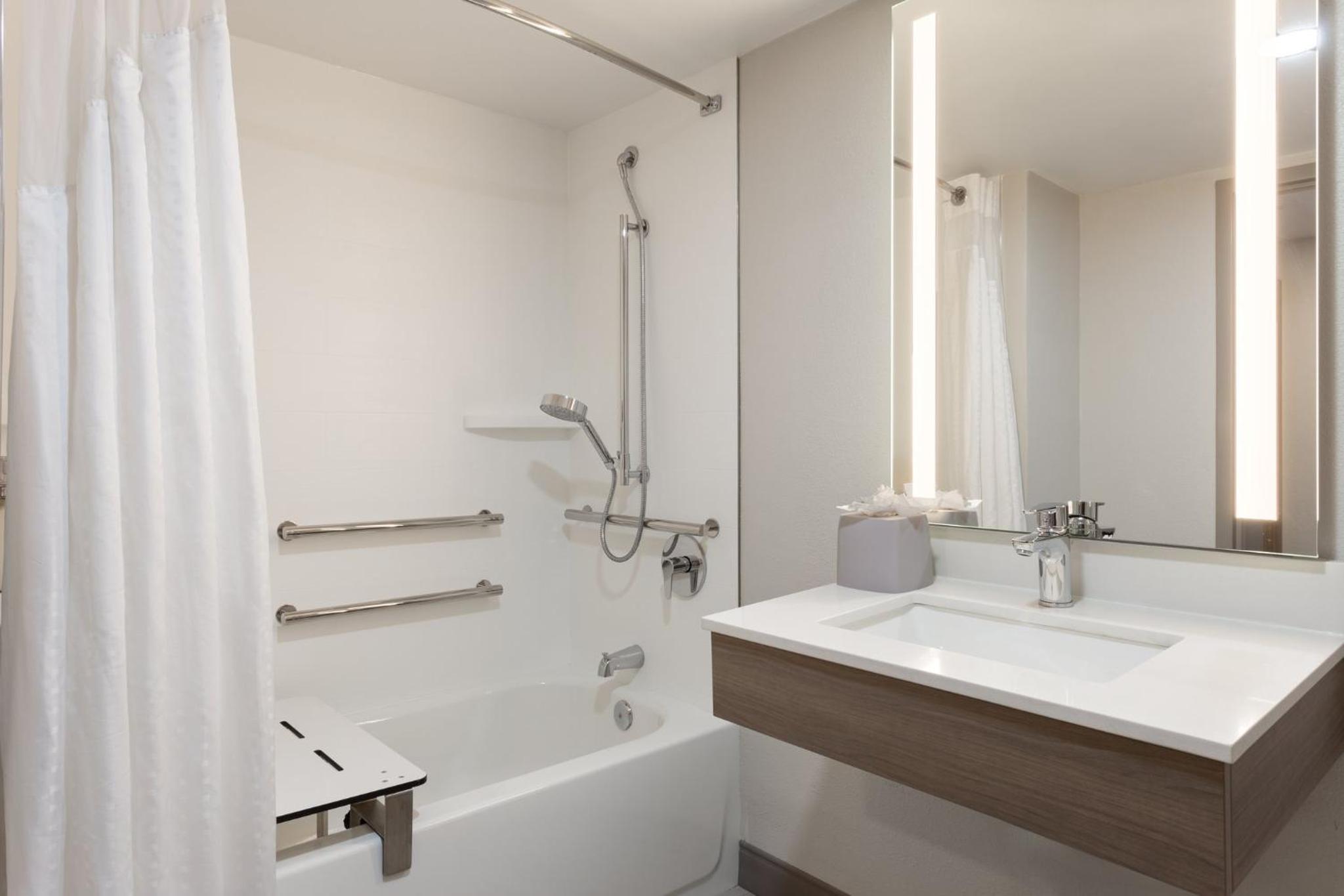 King Room - Mobility Access/Hearing Accessible - Photo 3