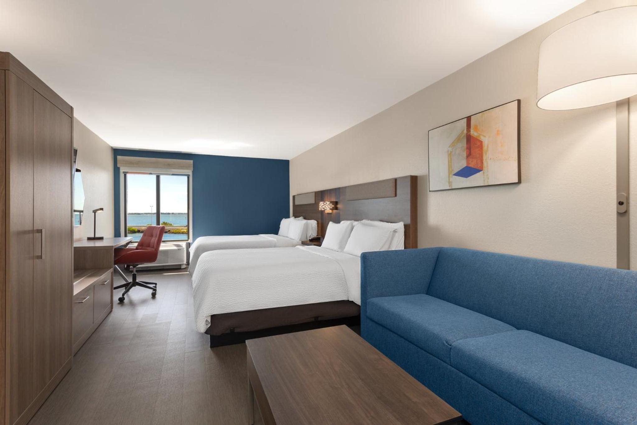 Two Queen Bed Water View Suite - Non-Smoking - Photo 1