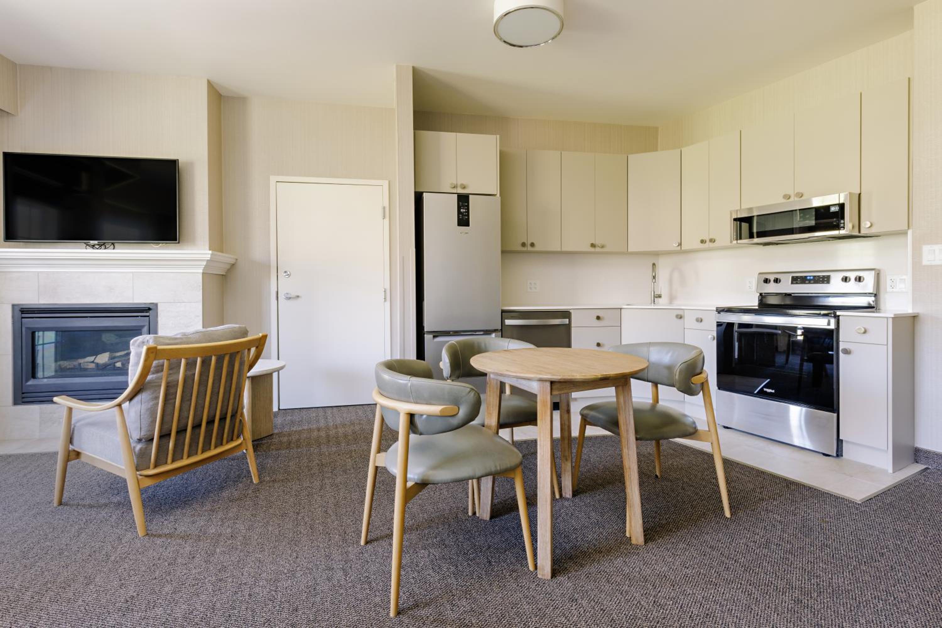 One-Bedroom Queen Suite with Balcony - Mobility Access/Non-Smoking - Photo 13