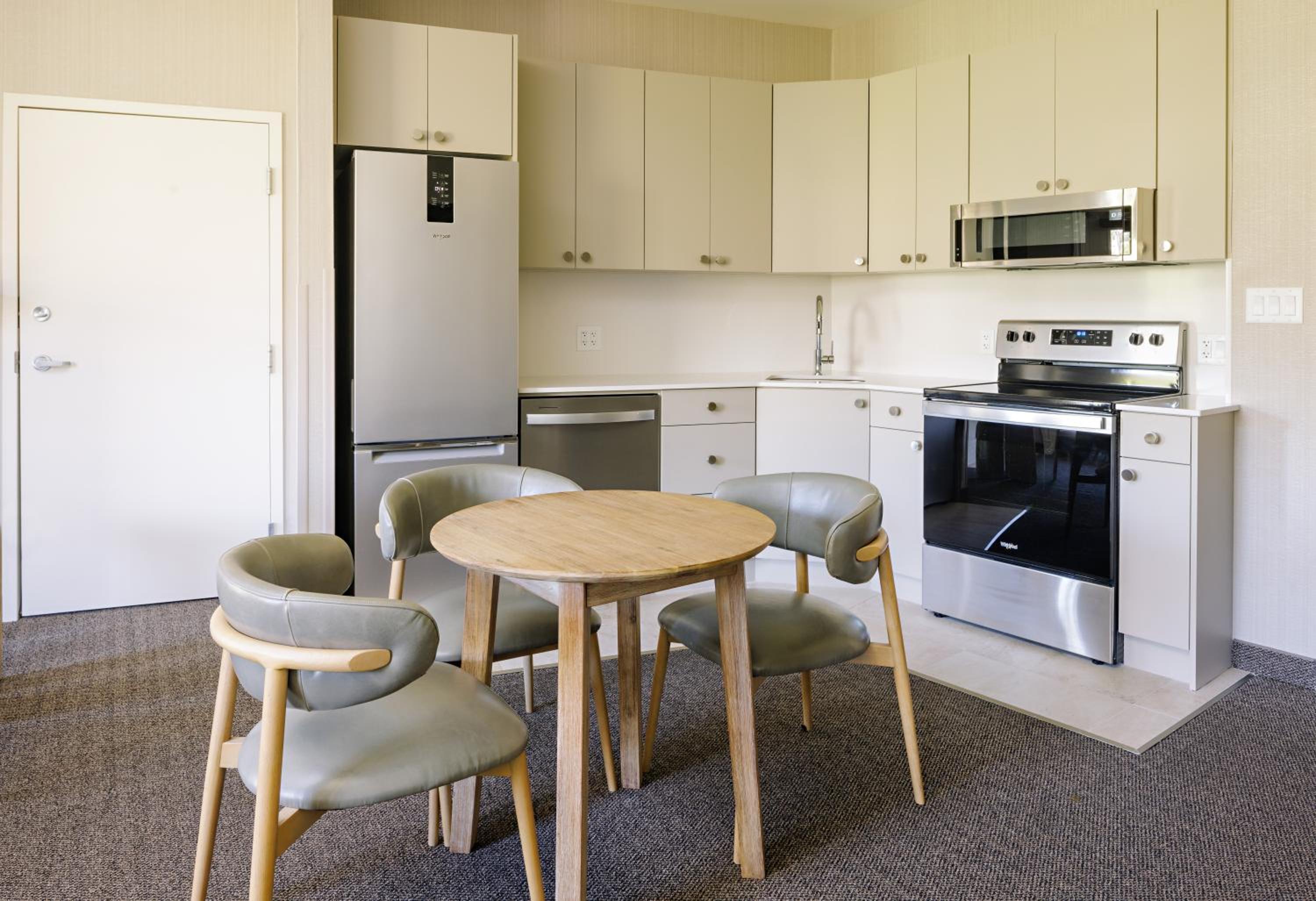 One-Bedroom Queen Suite with Balcony - Mobility Access/Non-Smoking - Photo 10
