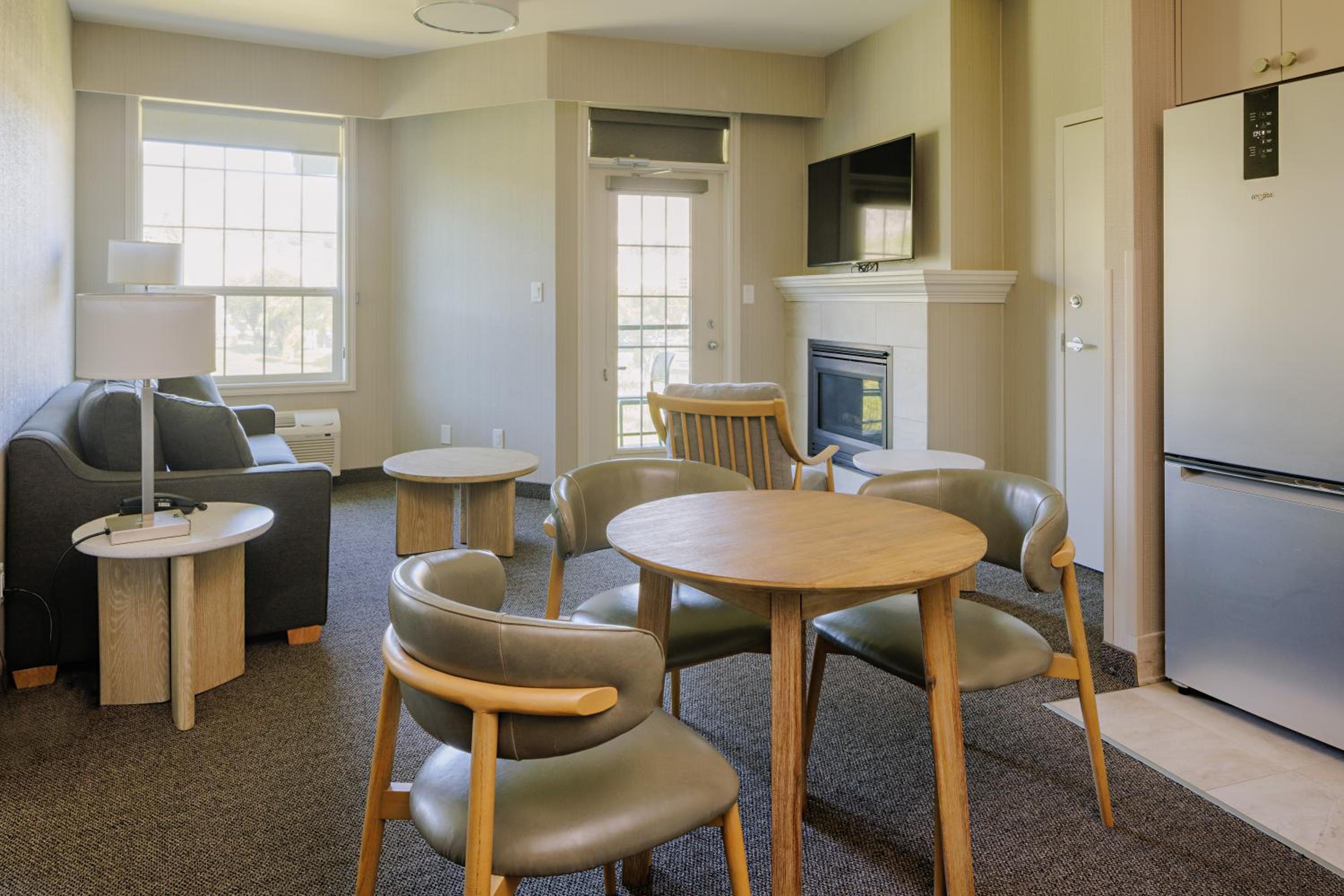 One-Bedroom Queen Suite with Balcony - Mobility Access/Non-Smoking - Photo 20
