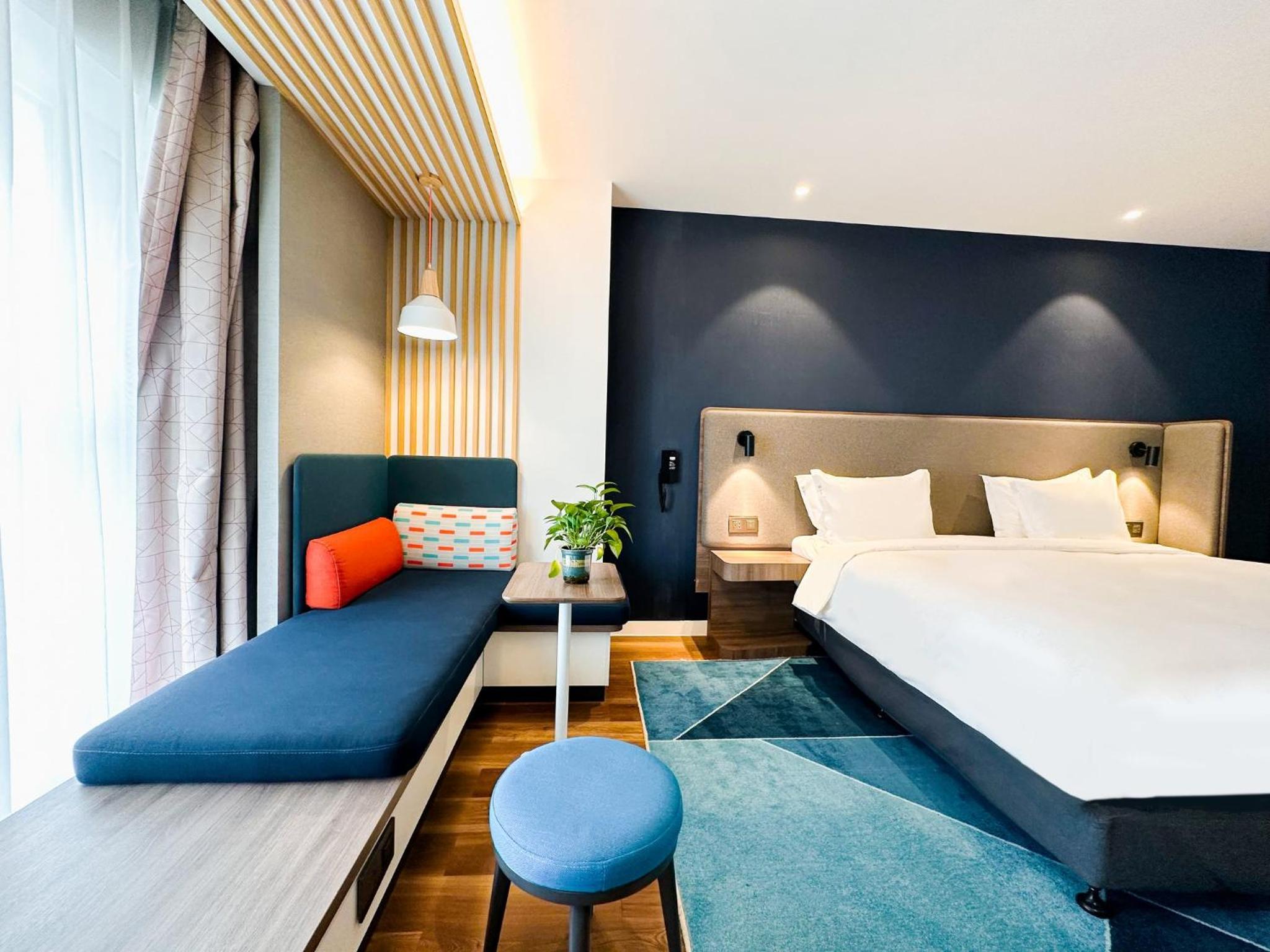 Standard King Room - Accessible - Photo 1