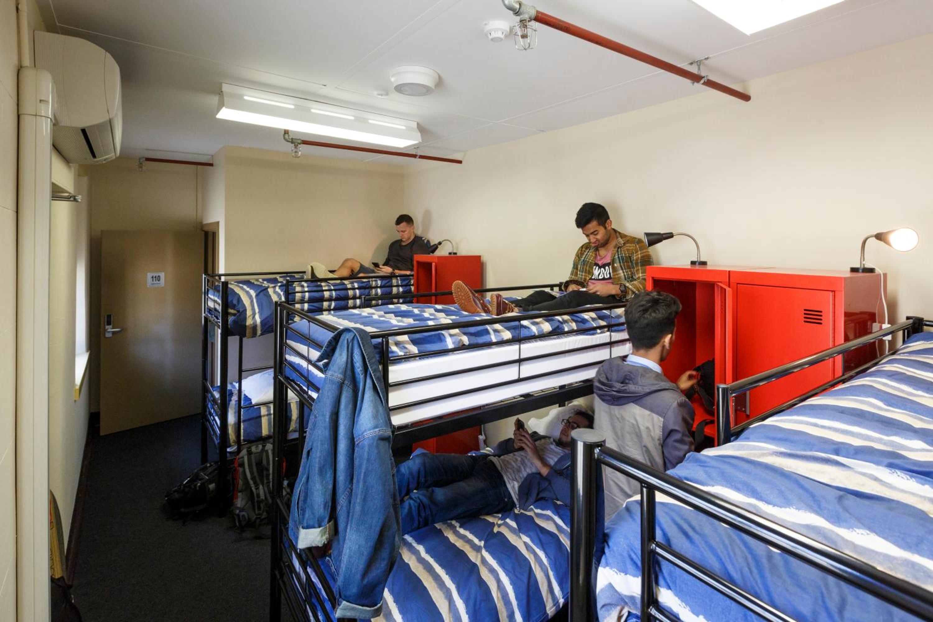 Bed in 6-Bed Male Dormitory Room photo 3