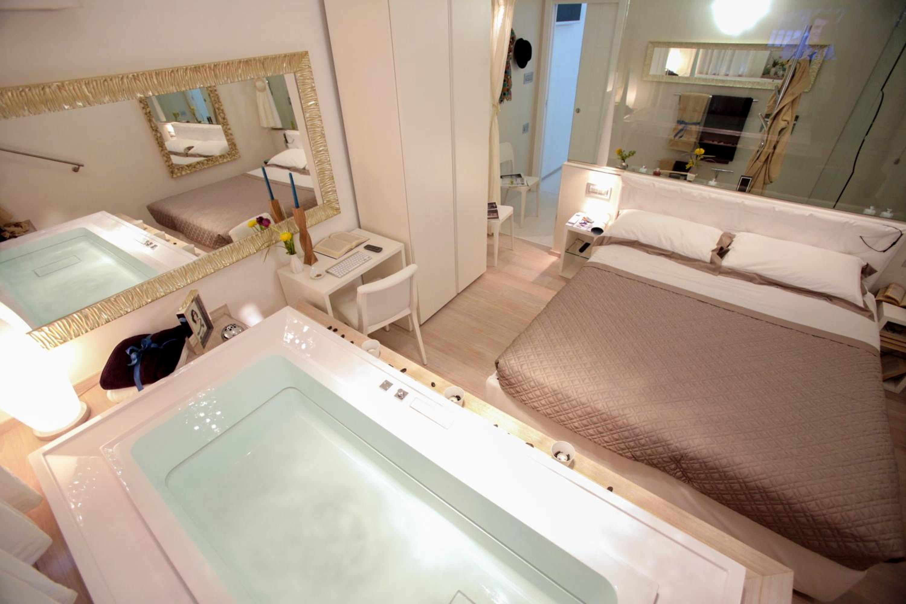 Deluxe Suite with Spa Bath photo 1