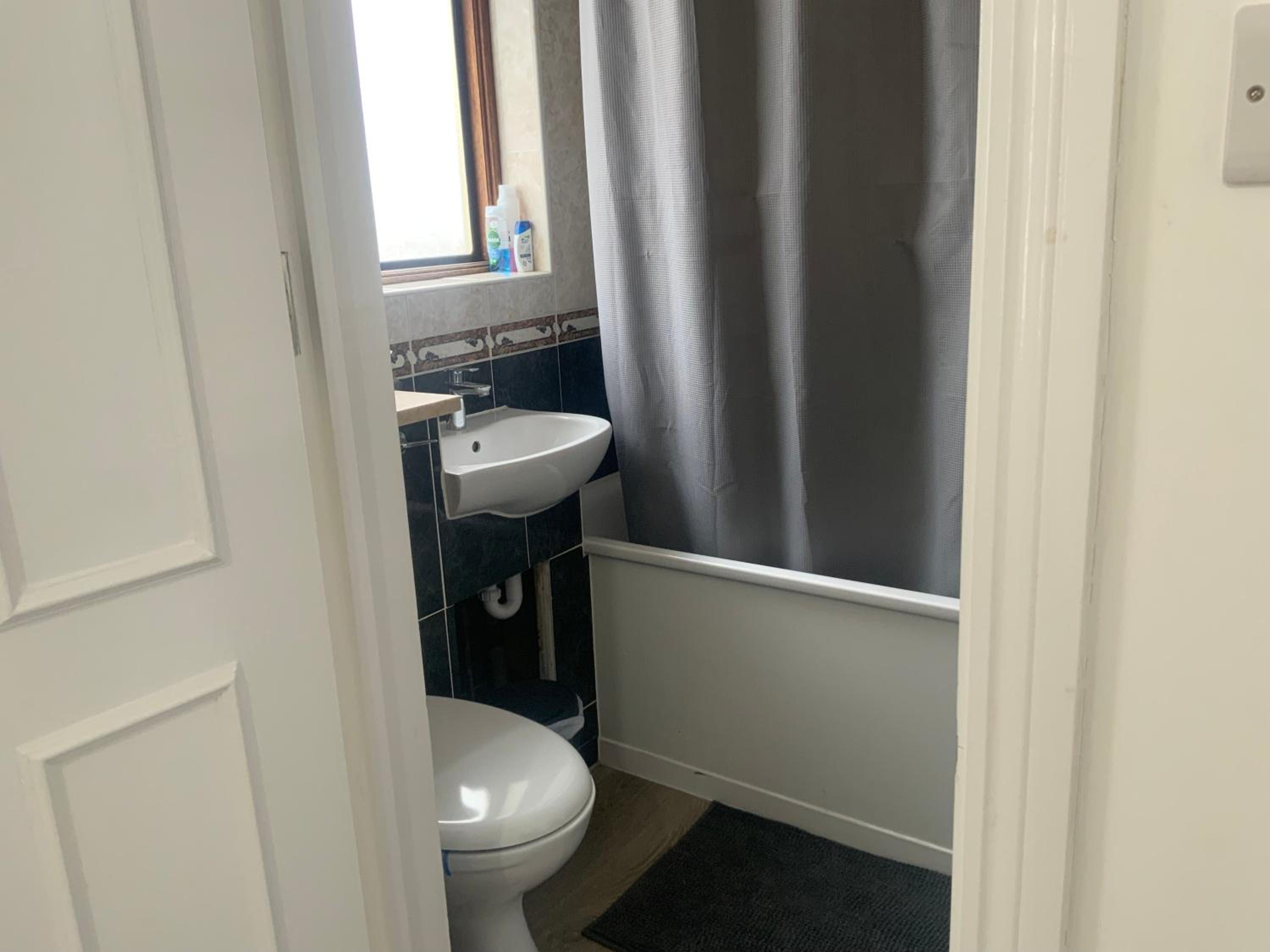 Double Room With Private Bathroom photo 3