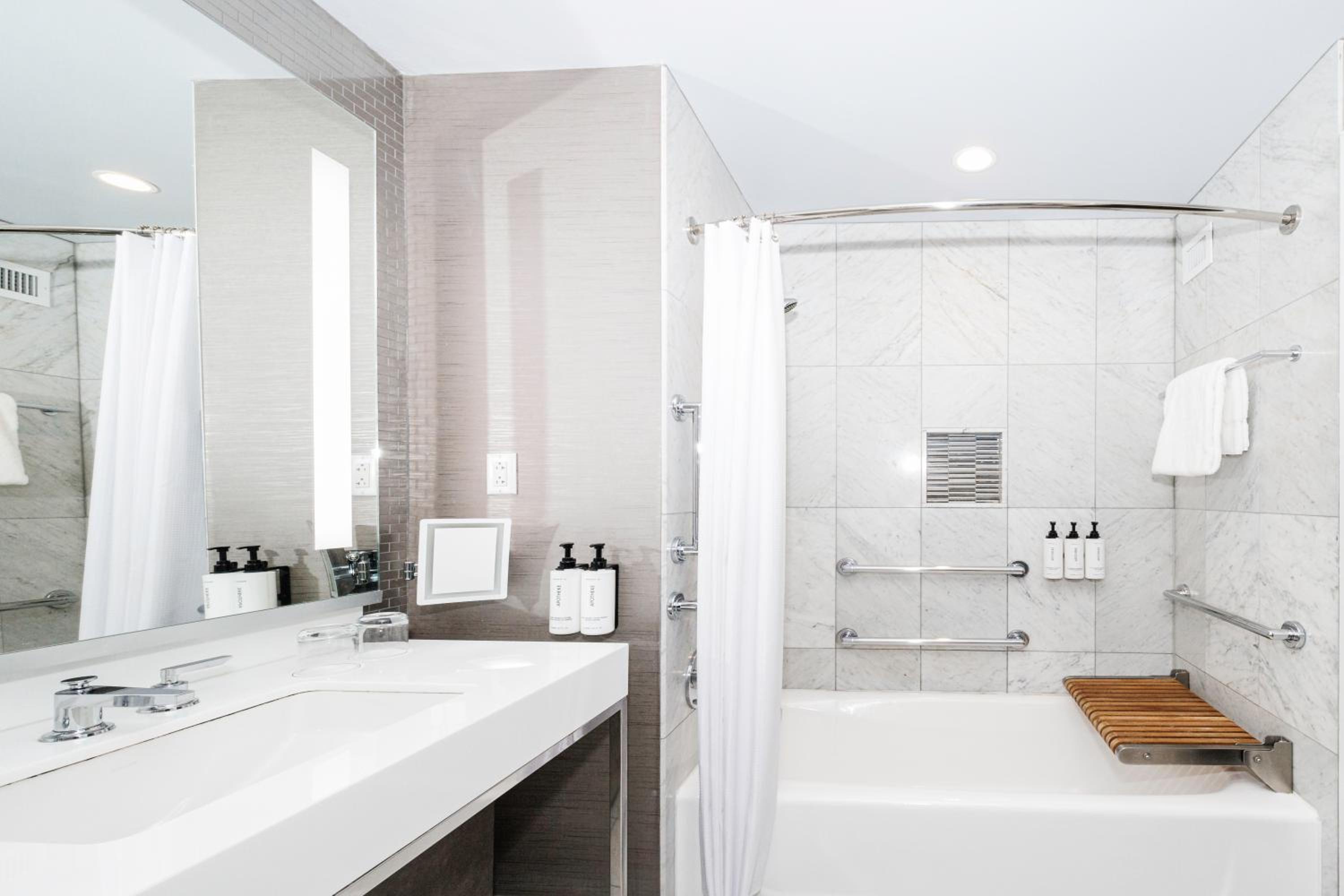Accessible King Suite thumbnail 6