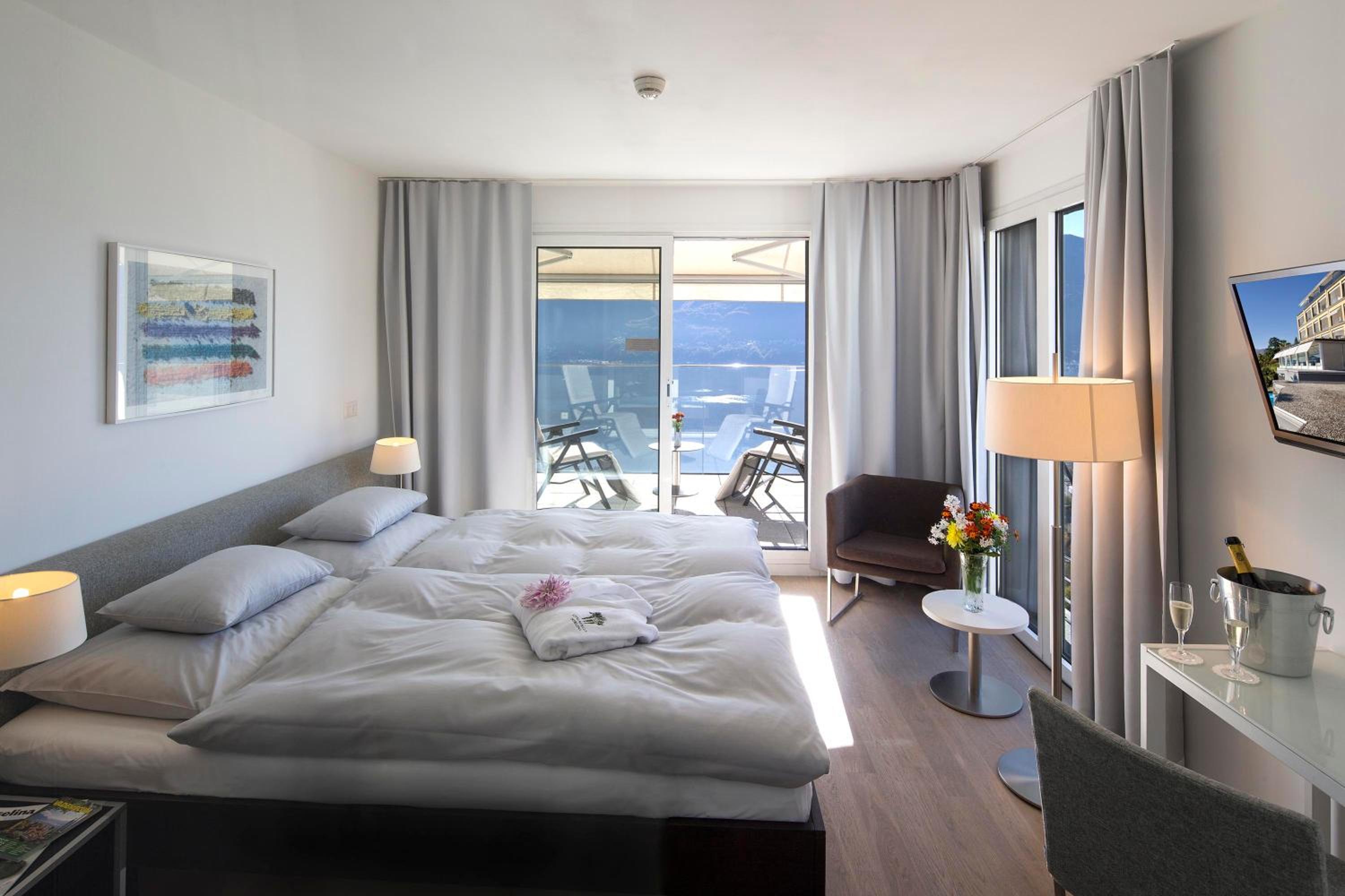 Premium Double or Twin Room with Lake View - Photo 2