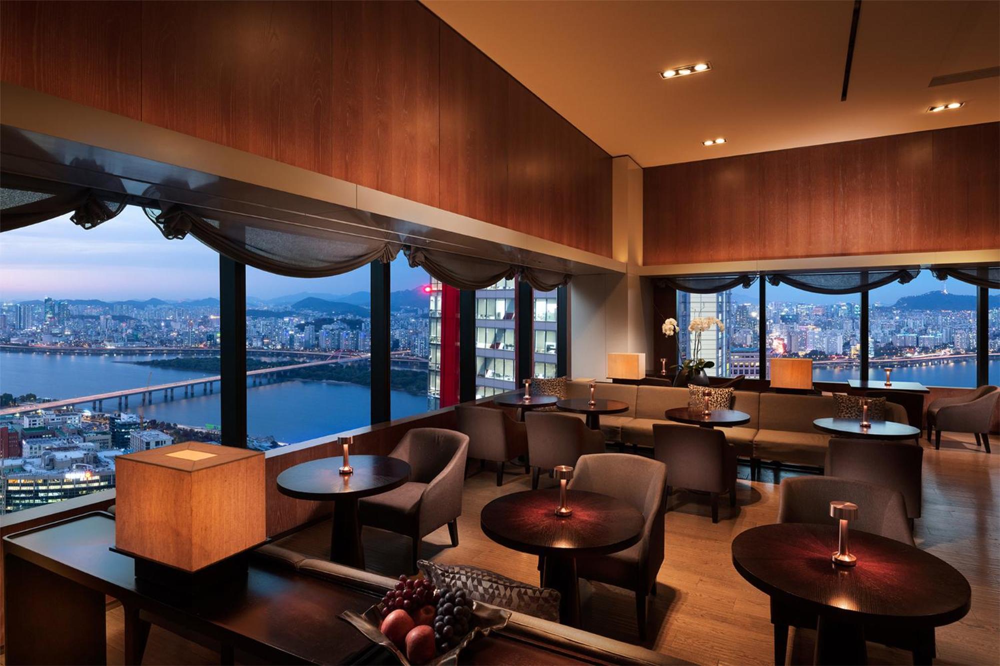 Executive King Room with One King Bed - City View