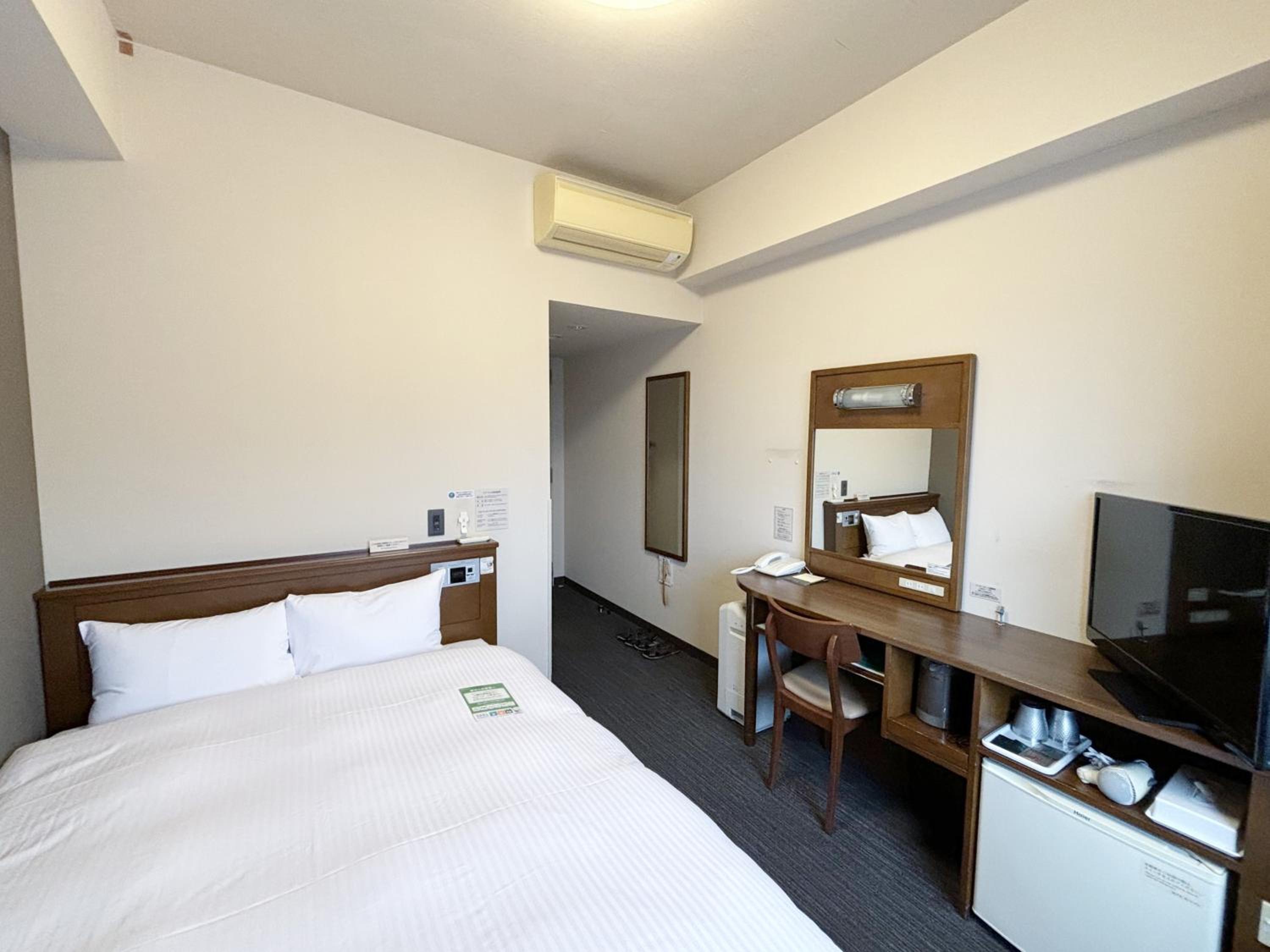 Double Room with Small Double Bed - Smoking - Photo 1