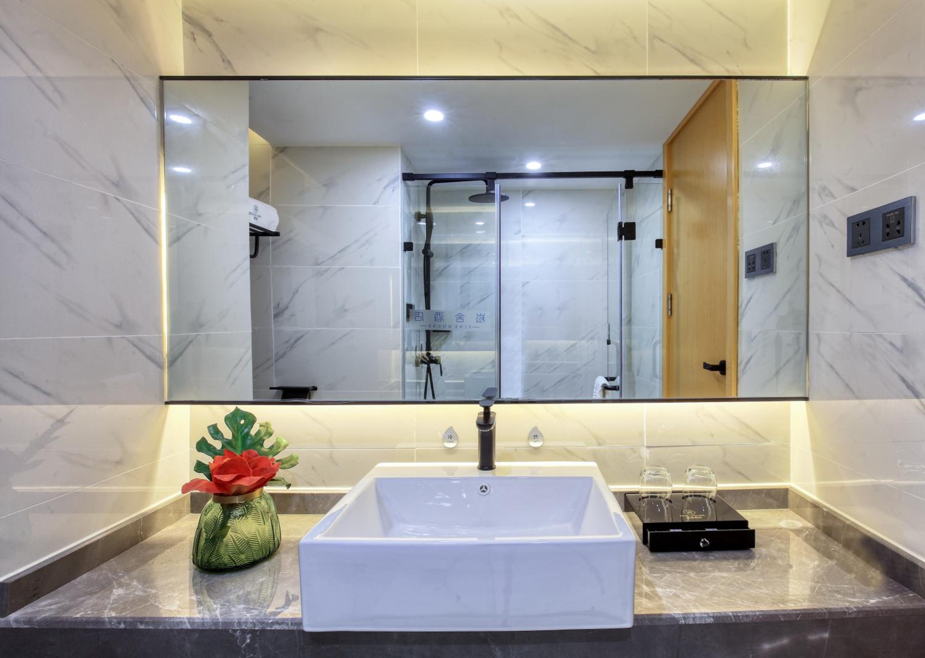 Deluxe Queen Suite
