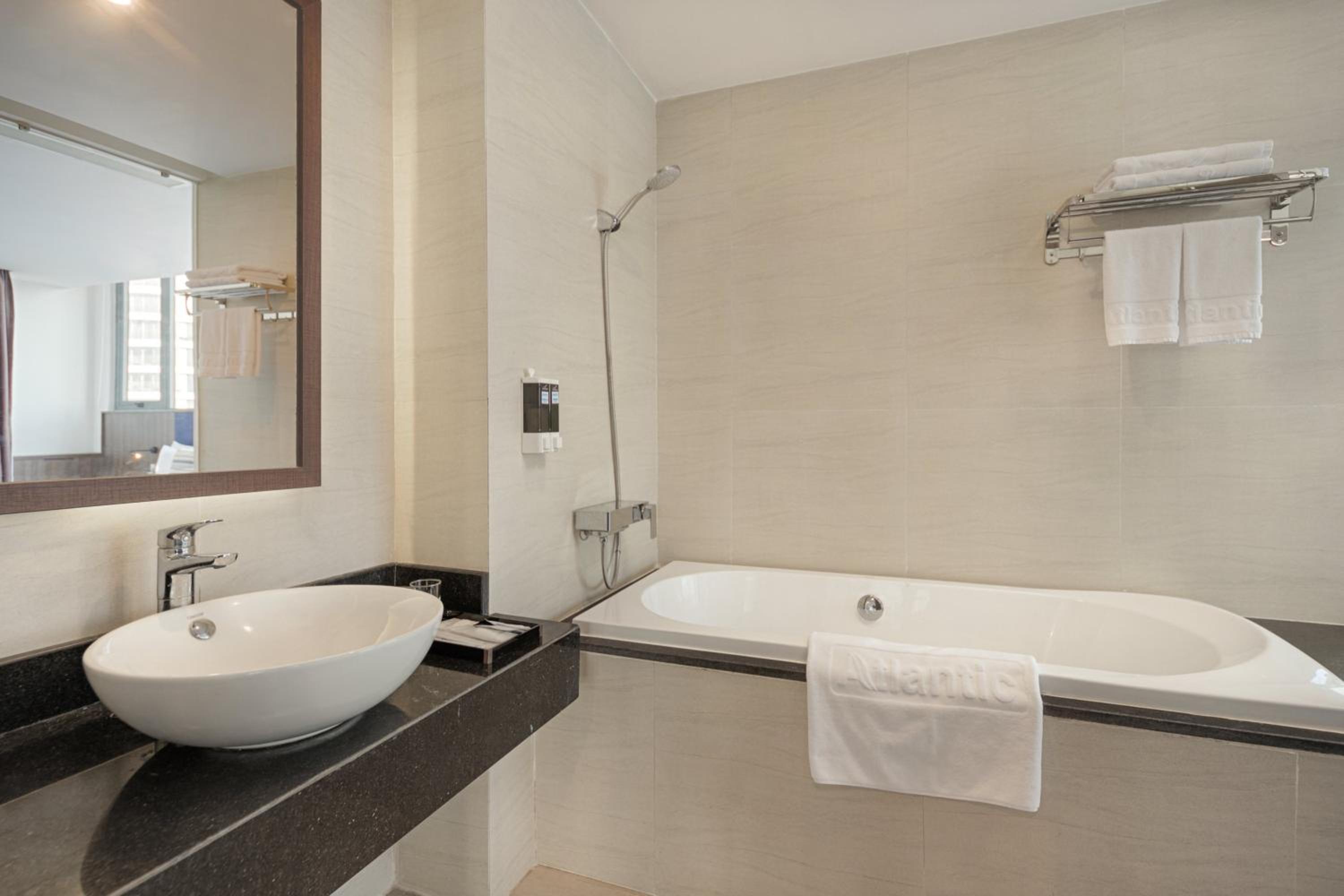 Executive Sea View with Balcony and Bathtub