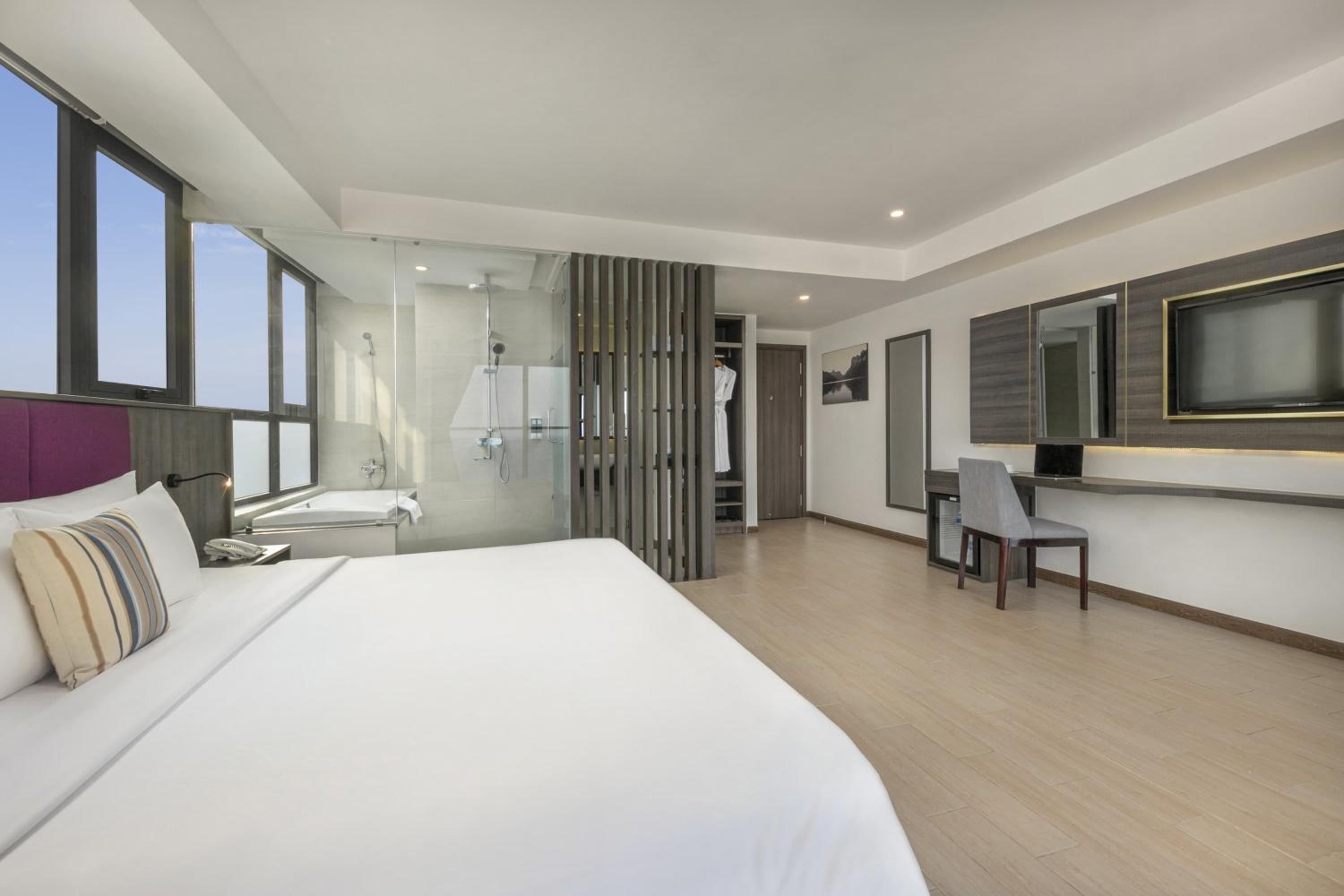 Executive Sea View with Balcony and Bathtub