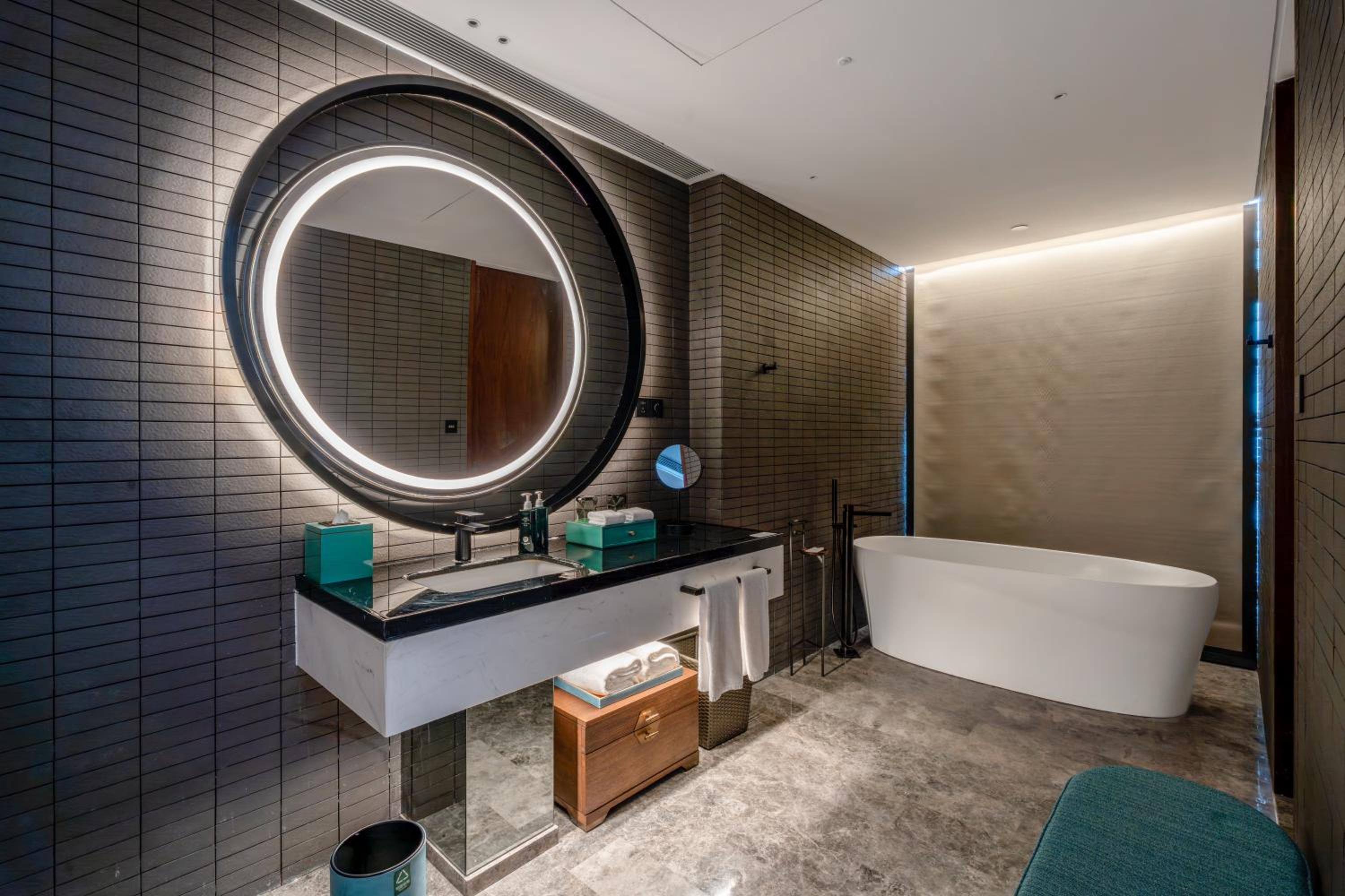 Premium King Room - Photo 4