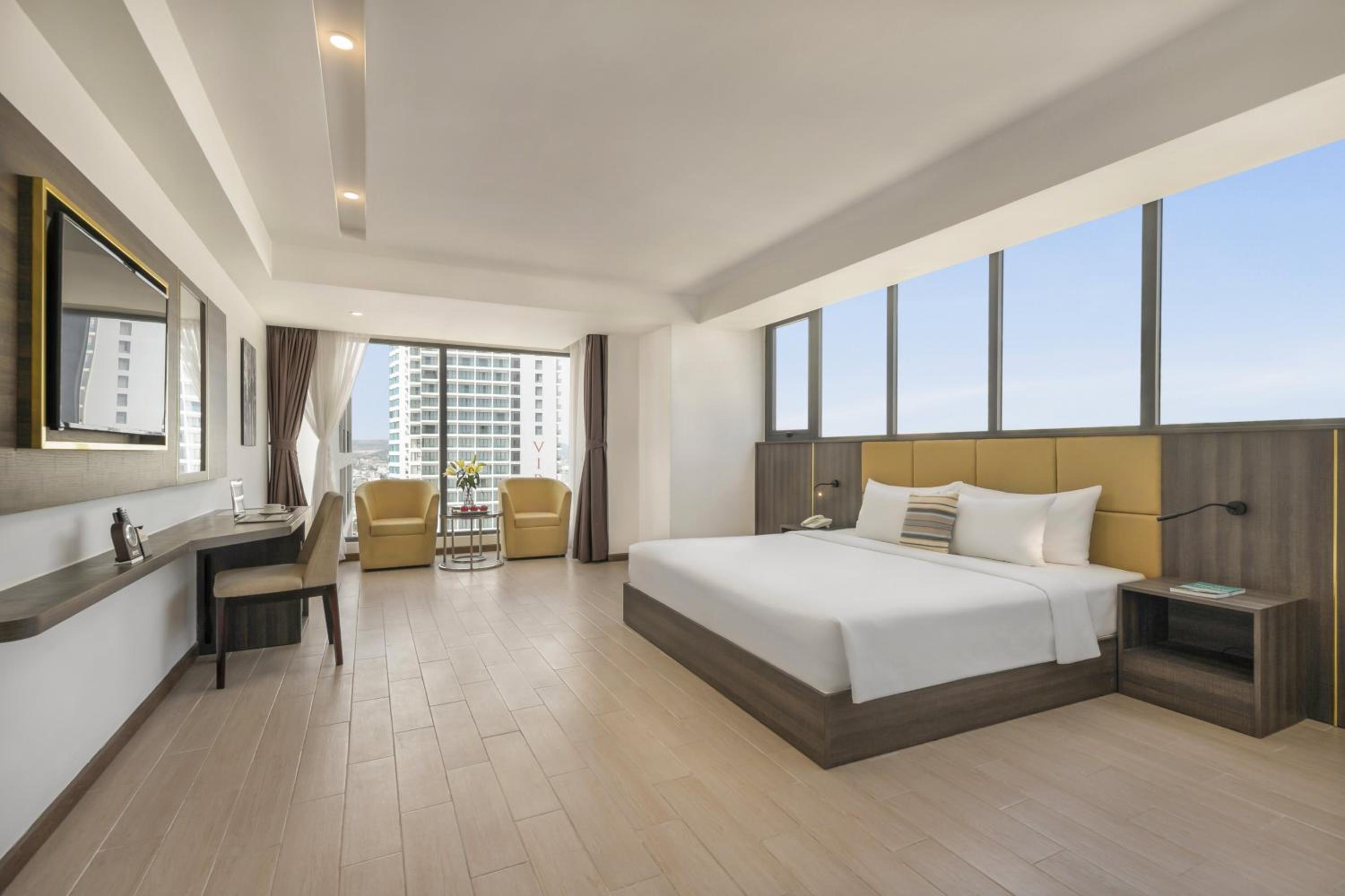 Executive City View with Balcony and Bathtub