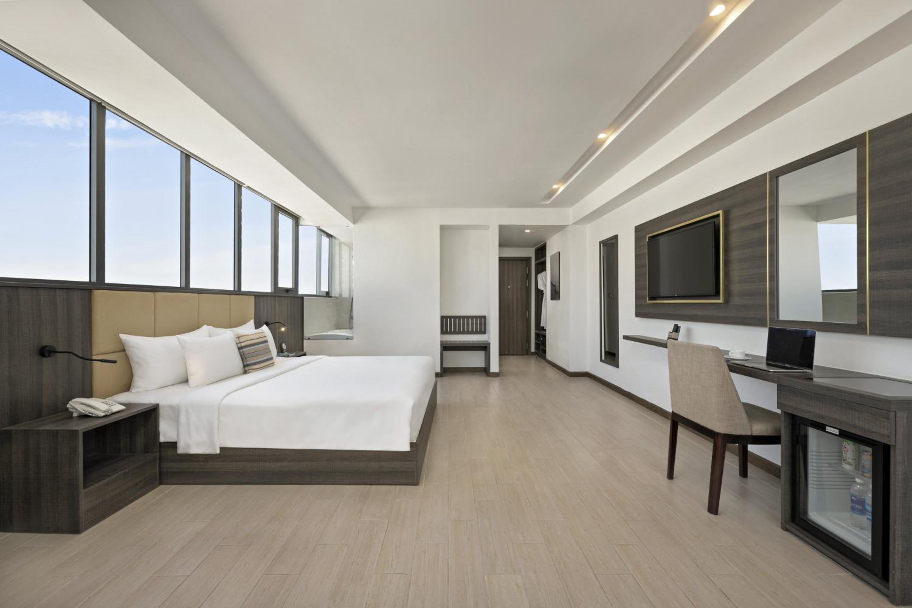 Executive City View with Balcony and Bathtub thumbnail 5