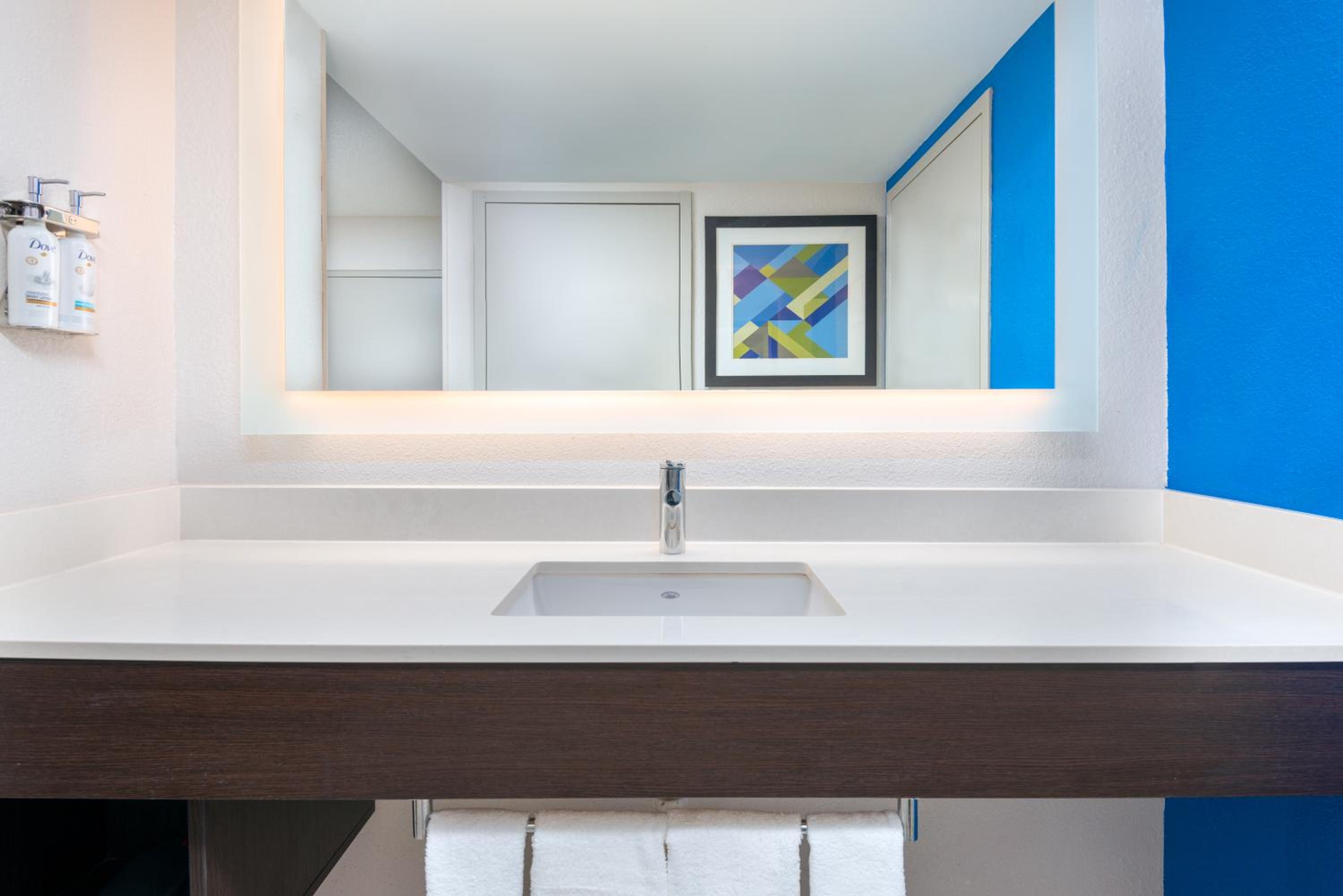 Standard King Room with Accessible Tub - Mobility Access photo 2