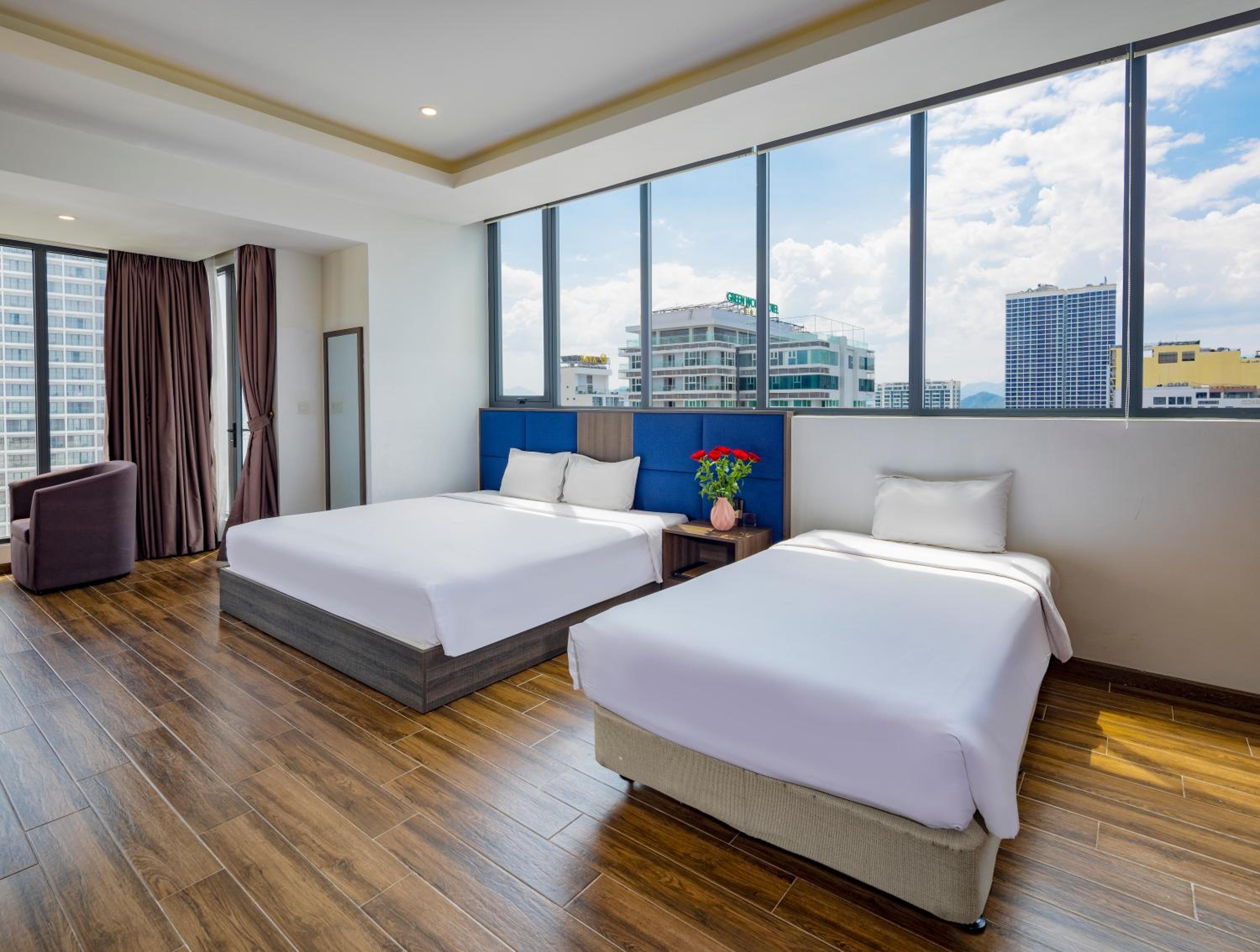 Apartment with City View thumbnail 5