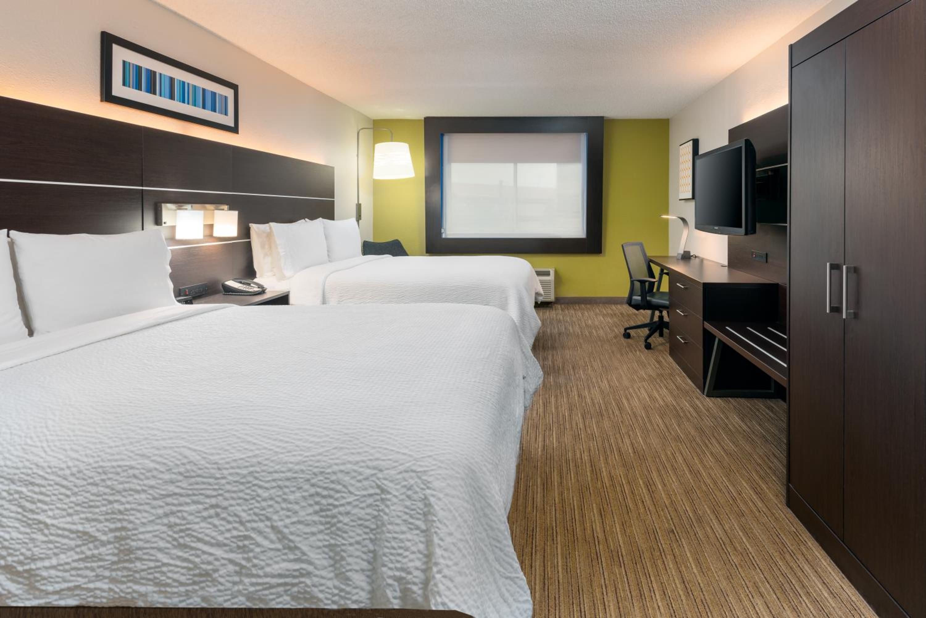 Standard Queen Room with Two Queen Beds photo 2