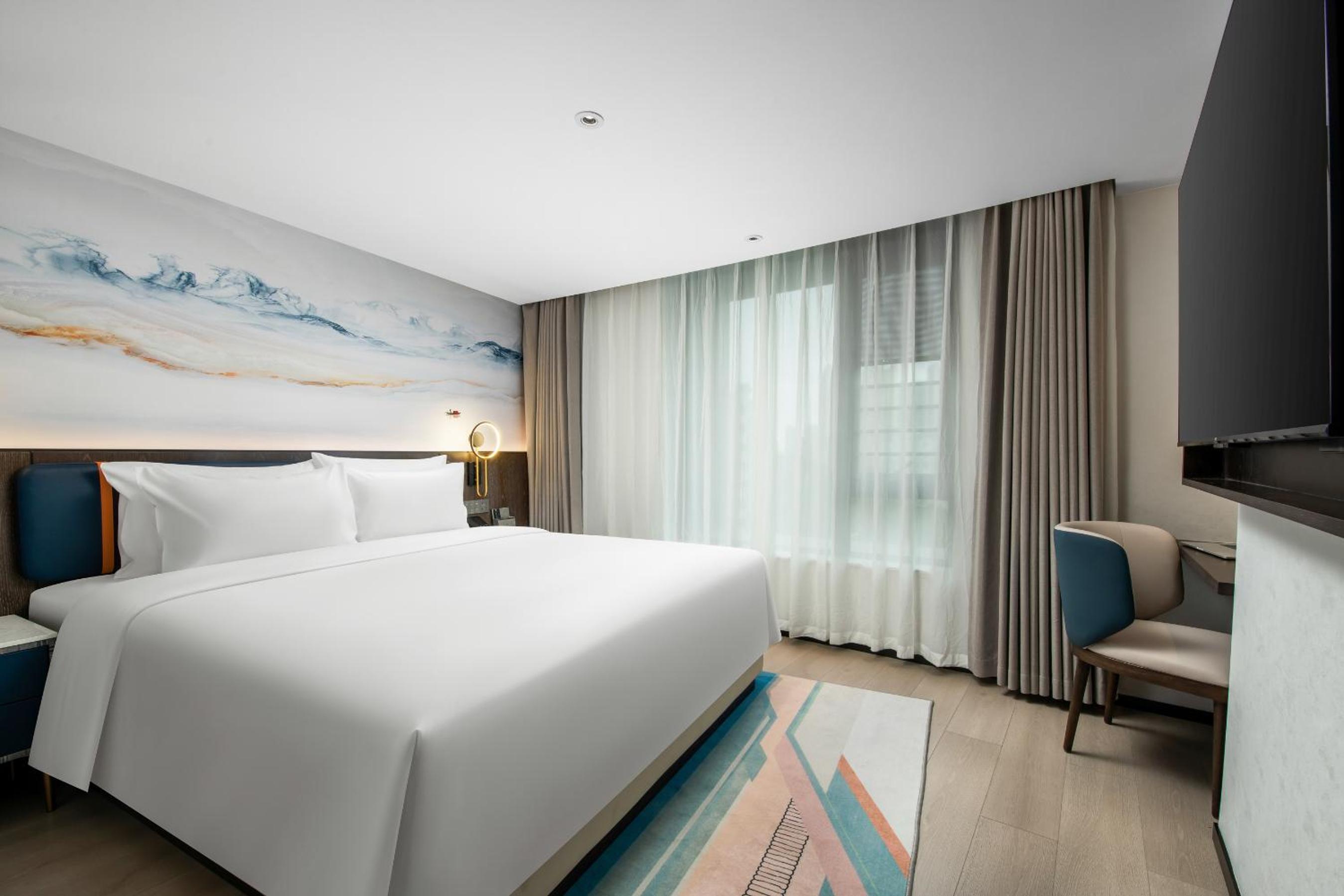 Deluxe Queen Room